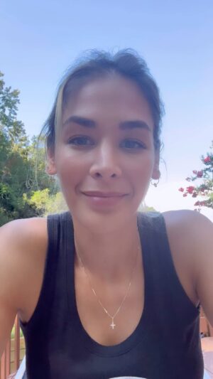 Dayana Mendoza Instagram - Este testimonio les va animar muchísimo!
La Biblia nos dice que no todos somos hijos De Dios:
Juan 8:44 NBLA
44 »Ustedes son de su padre el diablo y quieren hacer los deseos de su padre.
-
En la jornada de evangelización de esta mañana una niña de 15 años decidió darle su vida a Cristo, El Rey de Reyes, y dejar atrás todo aquello en lo que ella ponía su Fe 🧿🪬amuletos y cristales que llevaba puestos en su cuello y muñeca. Ella entendió que siendo El ✝️, Quien Creo el cielo y la tierra y todo lo que hay en ella, no hay otro poder que pueda protegerla como El ✝️ Quien murió por ella, Quien resucito y está Vivo, quien puede darle la vida eterna.
El Señor también depósito una palabra profética en la vida de esta chica 🙌🏼🙌🏼🙌🏼 Aleluya! ❤️🙏🏼
Y así como lo hice yo hace unos años, esta chica de 15 años se quitó los amuletos, los pisoteó, y rompió su convenio con ellos!! Luego se arrepintió con Jesucristo, por haber puesto su Fe en otra cosa que no sea El, Dios Todopoderoso 🥺🥹🙌🏼🙏🏼
ALELUYA!!!!
La verdad es que a muchos no les gusta saber esto, pero es cierto, no todos son hijos De Dios...
Es mejor saberlo ahora antes de que sea muy tarde, para poder también tomar la decisión - No hay libre albedrío si no tuviésemos opciones.
Juan 14:6 NBLA
6 Jesús le dijo*: «Yo soy el camino, la verdad y la vida; nadie viene al Padre sino por Mí.
Esta es la única verdad ☝🏼 - Les guste a muchos o no … 🤷♀️
Gracias Señor por las almas que has rescatado hoy, te pido que toda semilla que haya caído en suelo fértil sea regada, y crezca grandemente, para Tu Gloria 🙏🏼 Amén!❤️🙌🏼🙏🏼
