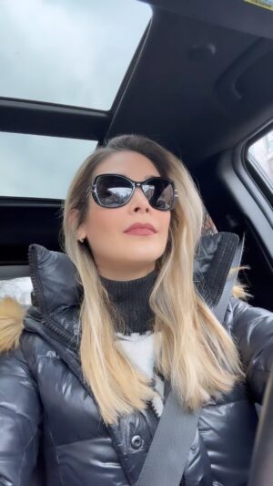 Dayana Mendoza Instagram - Reflexiones en el semáforo:
Lo más importante en la vida es conocer a Cristo Jesús, saben por qué?
Porque El es Único que nos ofrece una vida nueva, una vida eterna a Su lado en el cielo. El es el Único Salvador, El Único que murió y resucitó! Para que podamos tener una nueva vida!! ❤️🔥🙌🏼🙏🏼✝️ Yeshua 🥰🥰😍😍
Saben por qué también?
Porque El dijo en Su palabra que nadie es bueno, solo Dios es bueno, NADIE puede salvarse por obras, es decir, nos está diciendo que nadie irá al cielo por pensar que es bueno y por hacer obras buenas… hacer obras buenas no será suficiente!!! 😮
👇🏼
Efesios 2:8-9
8 Porque por gracia sois salvos por medio de la fe; y esto no de vosotros, pues es don de Dios; 9 no por obras, para que nadie se gloríe.
👇🏼
Marcos 10:18
Jesús le respondió: «¿Por qué me llamas bueno? Nadie es bueno, sino solo uno, Dios.
De que sirve vivir en esta tierra gozando de las cosas del mundo o haciendo buenas obras, para luego vivir eternamente en el infierno… 😥😔
No seguir a Cristo se convertiría en el mayor error de nuestra corta vida!! 😥
Es así de real, y por eso El murió por ti, y por mi! ✝️🙌🏼🙏🏼 Para así salvarnos de la dádiva del pecado que es la muerte eterna. Gracias Jesús!!! 🙌🏼🙌🏼🙌🏼
Bendito seas Señor en las alturas ❤️❤️🙌🏼🙌🏼🙌🏼🙏🏼
Juan 14:6
6 Jesús le dijo*: «Yo soy el camino, la verdad y la vida; nadie viene al Padre sino por Mí.
-
Y para ti, es que es lo más importante en ésta vida?
