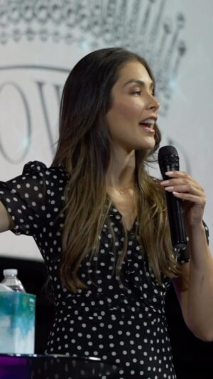 Dayana Mendoza Instagram - Nunca será muy tarde para regresar a casa de nuestro Padre Celestial, El no está lejos de nosotros, somos nosotros los que estamos lejos de Él…
Si así te sientes en este momento, si tu atención ha estado en las cosas que no te llenan de paz y gozo, si aún estás buscando tu propósito, no esperes más tiempo! Ve corriendo a la casa de tu Papá, búscale mientras aún puede ser encontrado, como hijo/hija pródigo El te recibirá, con una fiesta, gozoso y feliz! Te celebrará junto a todos Sus hijos porque su amado/amada que estaba perdido, ha regresado a casa!! 🥺🥹♥️ Aleluya!! 🙌🏼
Gracias Padre que tú nos esperas, y nos recibes siempre con amor y brazos abiertos, sin importar lo que sea que hayamos hecho. Perdónanos Señor por todas las ofensas que hemos hecho, ayúdanos a no volver a pecar contra ti porque eres Bueno, siempre has sido Bueno, nunca nos has fallado. Tu si eres fiel!!! 🔥🙌🏼🙏🏼
Gracias @casacristianajwc por capturar este vídeo♥️📽️