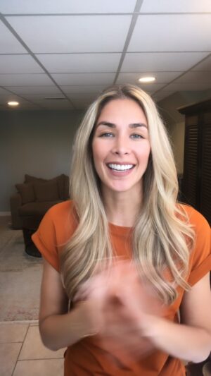 Dayana Mendoza Instagram - Yo se que en algún momento nos hemos sentido que Dios nos amará tal y como somos, y eso es una de las grandes mentiras del enemigo.
Dios nos ama tanto, tanto, así tal y como somos! Con nuestros errores, con nuestro pasado, con nuestro presente y todo lo que hemos vivido, hecho y sufrido. Y El no nos pide nada a cambio, más que nuestro corazón.
Quien es el enemigo?
12 Porque no tenemos lucha contra sangre y carne, sino contra principados, contra potestades, contra los gobernadores de las tinieblas de este siglo, contra huestes espirituales de maldad en las regiones celestes.
Efesios 6:12
El enemigo: santanas/lucifer/el diablo, no quiere que usted reciba ese gran amor que solo Jesús le puede dar. Su misión es matar, robar y destruir.
El enemigo quiere que nos sintamos condenados y recuerden que Jesús no nos condena, más nos dice que le sigamos y dejemos de pecar.
Juan 8:11
No es siendo buenos que recibimos la salvación, porque Jesús nos dice que “nadie es bueno, solo Dios”
Marcos 10:18
No es por obras que somos salvos, nuestros hechos no nos llevaran al cielo 👉 8 Por Gracia somos salvos por medio de la Fe, para que nadie se gloríe. Efesios 2:8
Antes de recibir a Cristo, estamos conformados al mundo, y Dios no nos quiere ahí, nuestro Padre nos quiere a su lado, por eso envío a su único Hijo, para que a través de El podamos estar reconciliados con nuestro Padre 👉Amistad con el mundo es enemistad con Dios, en que quiere ser amigo del mundo se constituye enemigo de Dios. Santiago 4:4
Porque si siendo enemigos, fuimos reconciliados con Dios por la muerte de su Hijo, mucho más, estando reconciliados, seremos salvos por su vida.
Romanos 5:10
Solo Jesús tiene las respuestas, solo El ofrece la vida eterna. Solo a través de El obtenemos la salvación. Es nuestra relación con Cristo y nuestro corazón lo que El busca. Jesús no está buscando nuestra buena apariencia, ni nuestra experiencia, no le interesa si hablamos como expertos, no es nuestra educación ni preparación lo que El busca, solo nuestro corazón 💓🥹🙏🏼
Dios los bendiga ✝️🙏🏼♥️🙌🏼