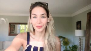 Dayana Mendoza Instagram - (DISCULPEN, ME REFERÍA A MOISES) - No es por obras, es por FE en nuestro Señor Jesucristo, Hijo De Dios, Y Salvador de la humanidad. Moises, por cierto, no entro en la tierra prometida, por no controlar su rabia. Dios le dijo que no le acompañaría si el quería ir. Entonces aquí podemos ver que nuestras acciones también hacen que Dios diga “por lo que has hecho, a donde quieres ir, no te acompañare” Oro para que Dios nos guié y ayude siempre a actuar según sus estatutos, por que Le necesitamos, ahora más que nunca. Bendito seas Señor Jesús ! 🔥✝️🙌🏼🙏🏼💞