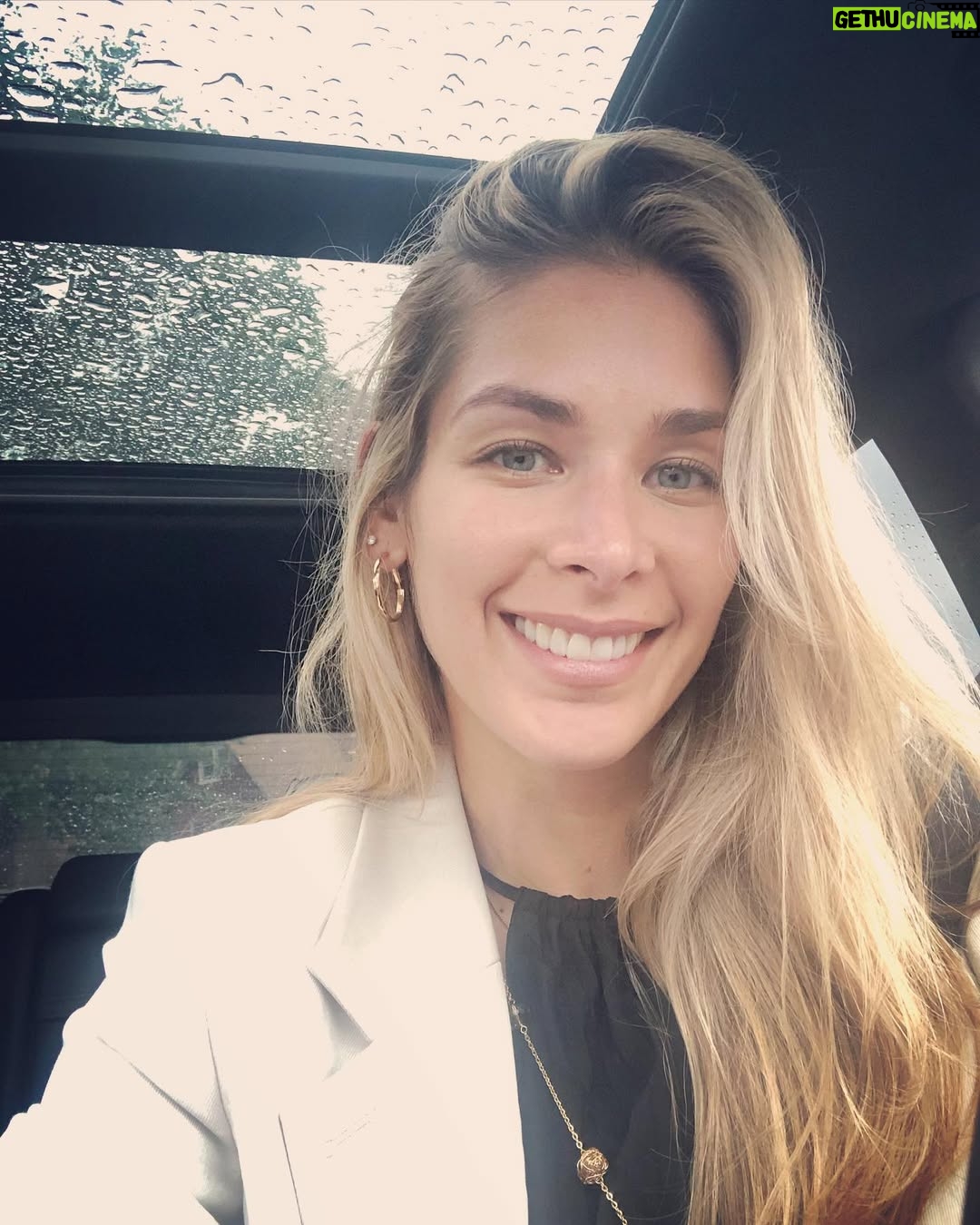 Dayana Mendoza - 34K Likes - Y de repente …
Me convertí! Me enamoré!!! Me enamore de Cristo!  Nunca me había sentido tan libre, tan feliz, tan en paz! Todo eso gracias a El ✝️ 🙌🏼 El, que todo lo puede, todo lo perdona (cuando el arrepentimiento es sincero) y todo lo redime, El, que lo ha entregado todo por mi, sufriéndolo TODO por mi!!!! Como resistirse a tan inmenso amor!!!! IMPOSIBLE!!!! Imposible de comprender, imposible de medir, nadie jamas me amará así! Alabado sea el Rey de Reyes! Mi Señor! Todopoderoso, Fuego Consumidor, el más grande Amor, El más Puro, SANTO! Omnipotente y Omnipresente YESHUA ✝️🔥💕🙌🏼🙏🏼
Vivir en el mundo no es lo mismo que pertenecer a el, y yo le pertenezco a Jesucristo, mi Señor y Único Salvador!! 🙏🏼