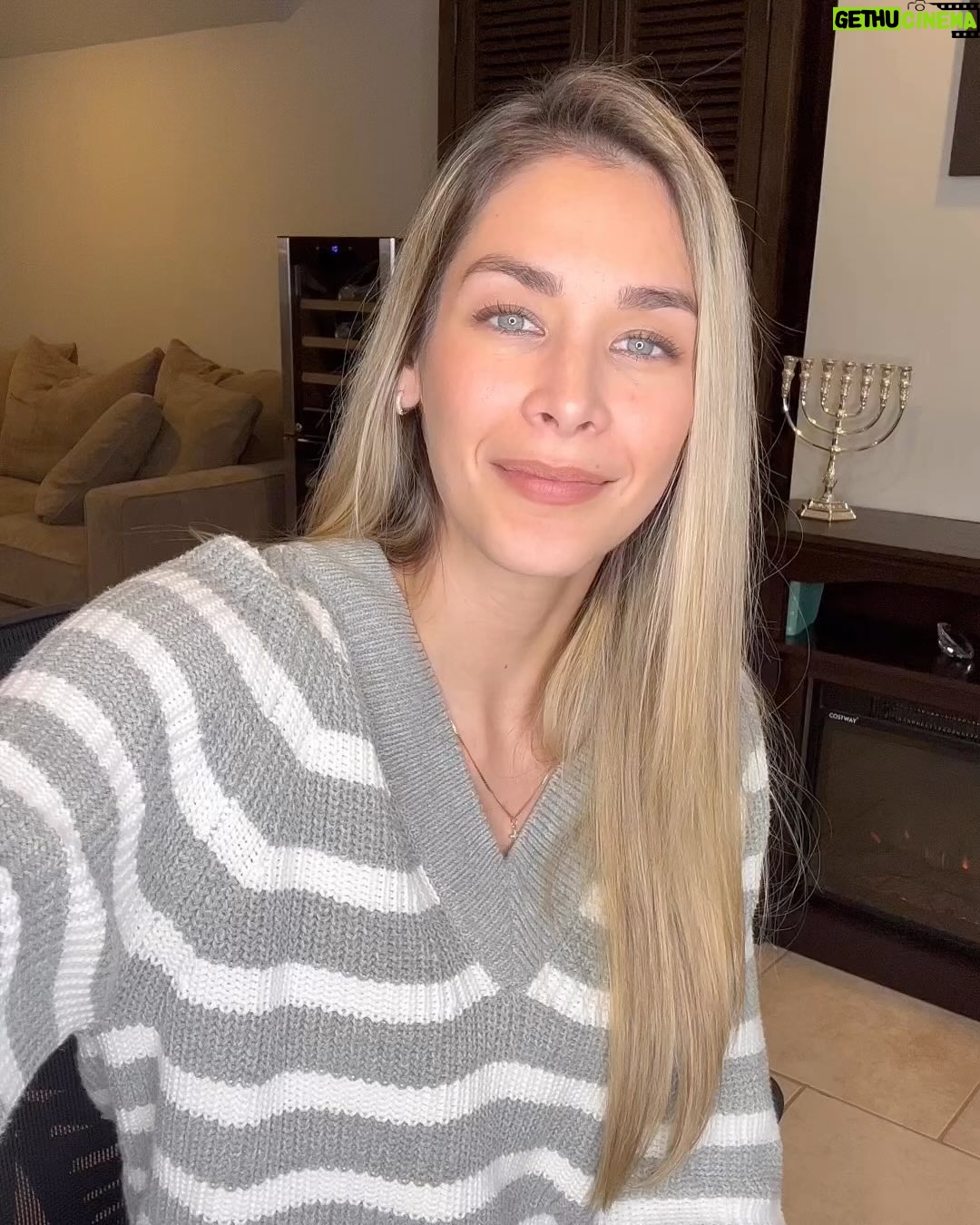 Dayana Mendoza - 59.7K Likes - Y en este mundo, cuánto valgo??? 😧 

Te daré gracias, porque asombrosa y maravillosamente he sido hecho; Maravillosas son Tus obras, y mi alma lo sabe muy bien. 
Salmo 139:14 NBLA 

Eres más valioso de lo que crees!!! Y el mundo no lo podrá comprender! Cristo ha pagado el precio MÁS ALTO!!!! Por ti!

Nuestro valor solo lo podremos conseguir en Cristo! Todo lo demás acabará, más en El tendremos vida eterna! 

Si te has sentido que no sabes cual es tu valor, o tu propósito en este mundo, hoy Jesús te está llamando, este mensaje es para ti! Búscale y el té mostrará un amor inexplicable, incondicional, puro y verdadero, porque TANTO amo Dios al mundo, que entrego a su Único Hijo para que tu puedas ser salvo en El ✝️🙌🏼🙏🏼

Gracias Jesus por amarnos tanto!!! Rey de reyes!!!!! 🩸✝️🙌🏼🙌🏼🙌🏼🙏🏼♥️♥️♥️🔥🔥🔥