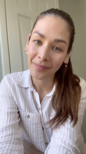 Dayana Mendoza Instagram - Discutir y ser “bien vivo” no nos ayuda!:
En Génesis 13 vemos como Lot y Abraham no podían compartir más la misma tierra, habían discusiones y peleas por el poco espacio que tenían dado a su gran abundancia. Abraham le pidió a Lot elegir a donde quería partir, y una vez Lot partió, llegó la voz del Señor a Abraham para decirle que sería INMENSAMENTE bendecido!
No te aferres! Permite que Dios te bendiga! Aléjate del pleito, la pelea, deja que ellos se adelanten si así quieren, Dios tiene algo MEJOR para ti! ❤️