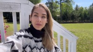 Dayana Mendoza Instagram - Que sería de nosotros sin el Domingo de Resurrección! Que sería de nosotros sin Jesucristo, nuestro Único Salvador. Que sería de nuestra vida, de nuestras almas? Sin El estaríamos perdidos para siempre … 😢
En que estamos enfocándonos? Que nos roba la atención? Que nos preocupa? El Ha resucitado!?? En El somos más que vencedores !!! 🙌🏼🙏🏼 Aleluya!
Yo en algún momento estaba desenfocada; al final del post hago una oración por aquellos que aún no han entregado su vida a Cristo, yo se que por mi oraron algunos y que habría sido de mi sin sus oraciones… Oremos juntos por nuestros seres queridos y conocidos, porque que sería de todos nosotros sin El ✝️🙏🏼
Dios los Bendiga ! ❤️🙏🏼