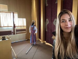 Dayana Mendoza Instagram - Estuve en la réplica exacta del Tabernaculo 🥹🙌
Éxodo 40
Moisés erige el tabernáculo
40 Luego Jehová habló a Moisés, diciendo: 2 En el primer día del mes primero harás levantar el tabernáculo, el tabernáculo de reunión; 3 y pondrás en él el arca del testimonio, y la cubrirás con el velo. 4 Meterás la mesa y la pondrás en orden; meterás también el candelero y encenderás sus lámparas, 5 y pondrás el altar de oro para el incienso delante del arca del testimonio, y pondrás la cortina delante a la entrada del tabernáculo. 6 Después pondrás el altar del holocausto delante de la entrada del tabernáculo, del tabernáculo de reunión. 7 Luego pondrás la fuente entre el tabernáculo de reunión y el altar, y pondrás agua en ella. 8 Finalmente pondrás el atrio alrededor, y la cortina a la entrada del atrio. 9 Y tomarás el aceite de la unción y ungirás el tabernáculo, y todo lo que está en él; y lo santificarás con todos sus utensilios, y será santo. 10 Ungirás también el altar del holocausto y todos sus utensilios; y santificarás el altar, y será un altar santísimo. 11 Asimismo ungirás la fuente y su base, y la santificarás. 12 Y llevarás a Aarón y a sus hijos a la puerta del tabernáculo de reunión, y los lavarás con agua. 13 Y harás vestir a Aarón las vestiduras sagradas, y lo ungirás, y lo consagrarás, para que sea mi sacerdote. 14 Después harás que se acerquen sus hijos, y les vestirás las túnicas; 15 y los ungirás, como ungiste a su padre, y serán mis sacerdotes, y su unción les servirá por sacerdocio perpetuo, por sus generaciones. 16 Y Moisés hizo conforme a todo lo que Jehová le mandó; así lo hizo. 17 Así, en el día primero del primer mes, en el segundo año, el tabernáculo fue erigido.