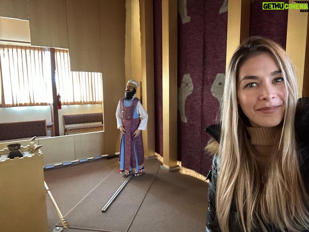 Dayana Mendoza - 59.5K Likes - Estuve en la réplica exacta del Tabernaculo 🥹🙌

Éxodo 40

Moisés erige el tabernáculo

40 Luego Jehová habló a Moisés, diciendo: 2 En el primer día del mes primero harás levantar el tabernáculo, el tabernáculo de reunión; 3 y pondrás en él el arca del testimonio, y la cubrirás con el velo. 4 Meterás la mesa y la pondrás en orden; meterás también el candelero y encenderás sus lámparas, 5 y pondrás el altar de oro para el incienso delante del arca del testimonio, y pondrás la cortina delante a la entrada del tabernáculo. 6 Después pondrás el altar del holocausto delante de la entrada del tabernáculo, del tabernáculo de reunión. 7 Luego pondrás la fuente entre el tabernáculo de reunión y el altar, y pondrás agua en ella. 8 Finalmente pondrás el atrio alrededor, y la cortina a la entrada del atrio. 9 Y tomarás el aceite de la unción y ungirás el tabernáculo, y todo lo que está en él; y lo santificarás con todos sus utensilios, y será santo. 10 Ungirás también el altar del holocausto y todos sus utensilios; y santificarás el altar, y será un altar santísimo. 11 Asimismo ungirás la fuente y su base, y la santificarás. 12 Y llevarás a Aarón y a sus hijos a la puerta del tabernáculo de reunión, y los lavarás con agua. 13 Y harás vestir a Aarón las vestiduras sagradas, y lo ungirás, y lo consagrarás, para que sea mi sacerdote. 14 Después harás que se acerquen sus hijos, y les vestirás las túnicas; 15 y los ungirás, como ungiste a su padre, y serán mis sacerdotes, y su unción les servirá por sacerdocio perpetuo, por sus generaciones. 16 Y Moisés hizo conforme a todo lo que Jehová le mandó; así lo hizo. 17 Así, en el día primero del primer mes, en el segundo año, el tabernáculo fue erigido.