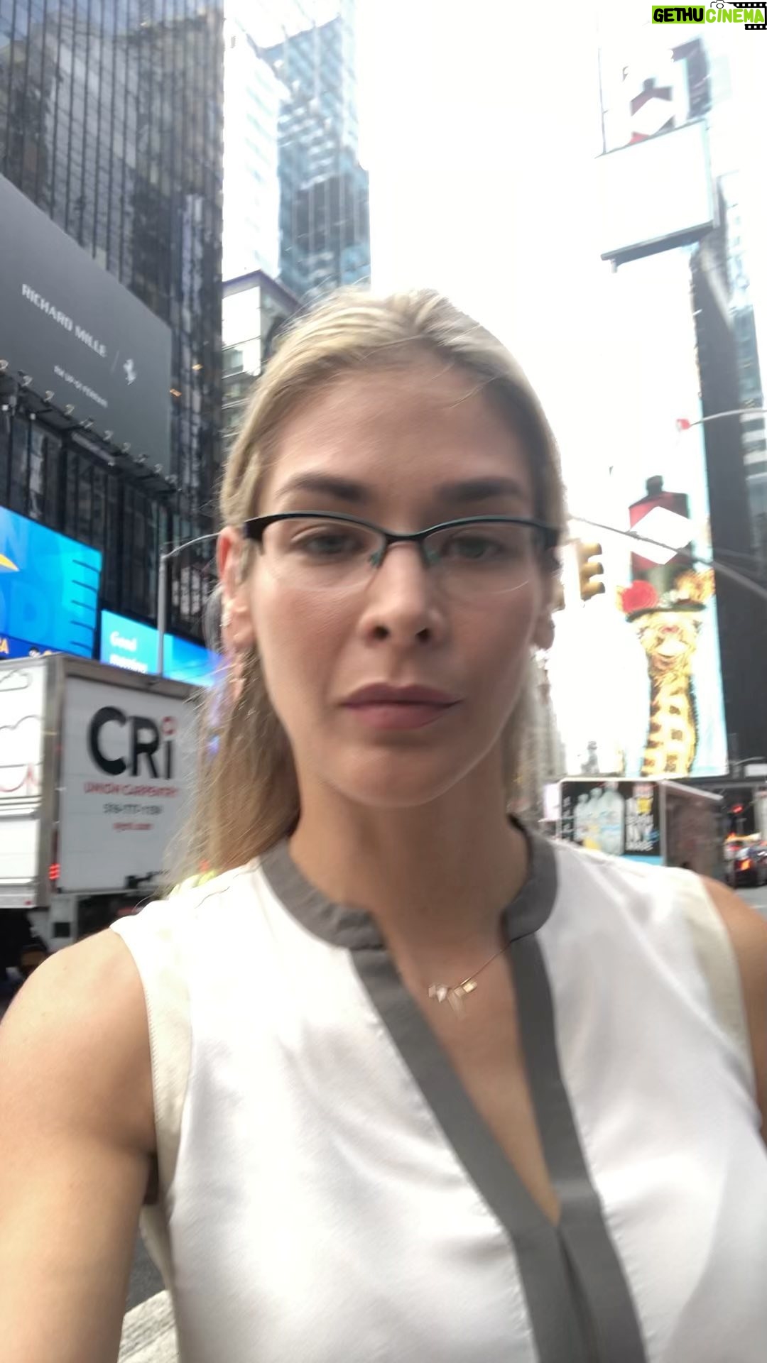 Dayana Mendoza - 97.9K Likes - No se han dado cuanta que con el único que tienen objeción es con Cristo? Por que? Porque el enemigo siempre buscará mostrar cualquier cosa, cualquier creencia, menos la Verdad de Cristo, pero porque ? Porque no le conviene. Tu alma y la mía son muy valiosas !!!! Tanto, que el enemigo y Jesús están detrás de ella.  Recibe hoy al Señor Jesus en tu corazón, en tu vida. El es el único que puede perdonar todos nuestros pescados, el único que nos ofrece la vida eterna. El único que sufrió, y murió, por que así tanto nos ama. Resucitó porque la muerte no tiene poder sobre El. Y está sentado a la derecha del Padre intercediendo aún por todos nosotros! Alabado seas Señor Jesus💞🙌🏼🙏🏼 Elijamos este día para arrepentirnos con El, y El nos perdonará, entreguémosle nuestra vida, porque El ya nos entregó la suya. Los amo en el amor de Cristo 💗 Dios los Bendiga!