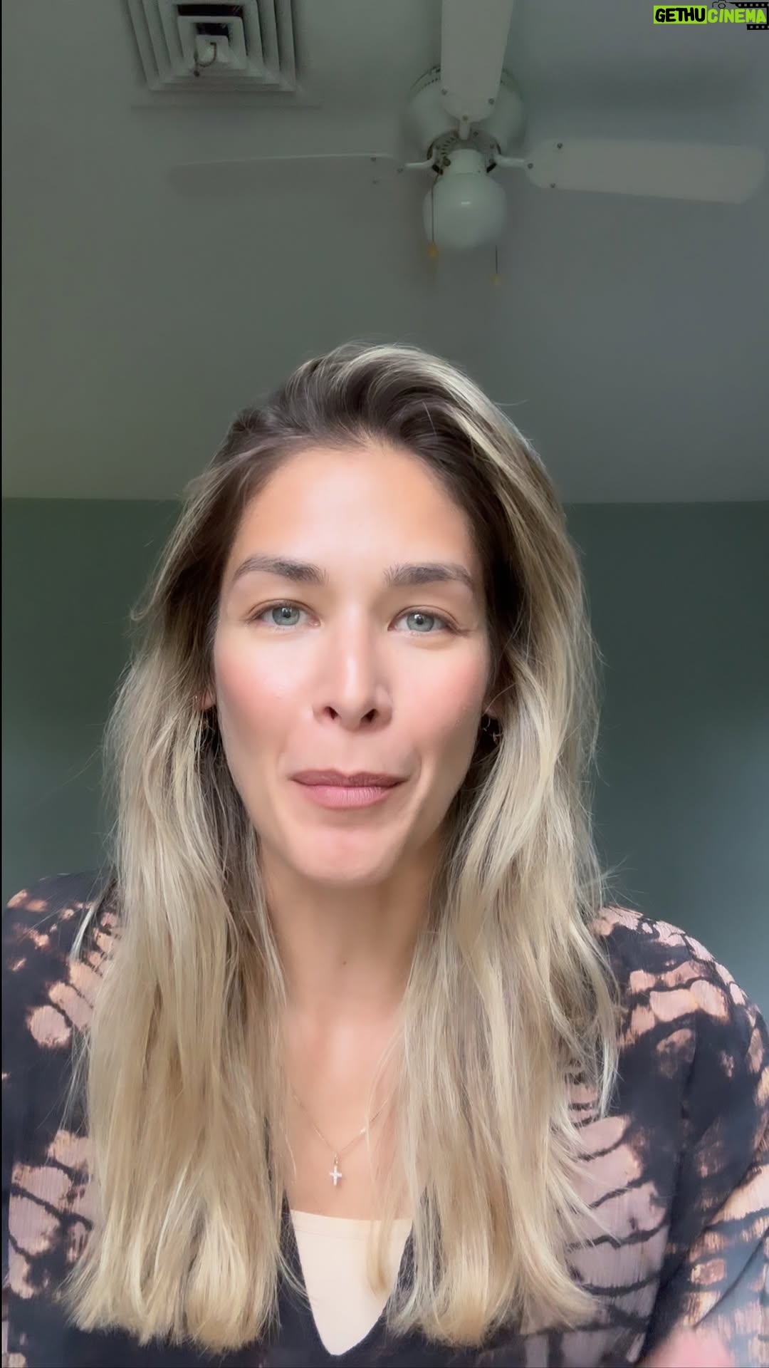 Dayana Mendoza - 27.9K Likes - Esto es un llamado urgente ‼️ Mañana no está asegurado para nadie, nuestros días están contados. Hoy estamos aquí y mañana no. Por favor escuchen el vídeo completo. 
Dios los Bendiga 
-
Mateo 10:34-39
34 No penséis que he venido para traer paz a la tierra; no he venido para traer paz, sino espada. 35 Porque he venido para poner en disensión al hombre contra su padre, a la hija contra su madre, y a la nuera contra su suegra; 36 y los enemigos del hombre serán los de su casa. 37 El que ama a padre o madre más que a mí, no es digno de mí; el que ama a hijo o hija más que a mí, no es digno de mí; 38 y el que no toma su cruz y sigue en pos de mí, no es digno de mí. 39 El que halla su vida, la perderá; y el que pierde su vida por causa de mí, la hallará.
-
Examinemos hoy mismo, donde esta nuestro corazón, y tomemos una decisión RADICAL!!! 
-
Mateo 12:30 
El que no está a favor Mío, está contra Mí; y el que no recoge a Mi lado, desparrama.