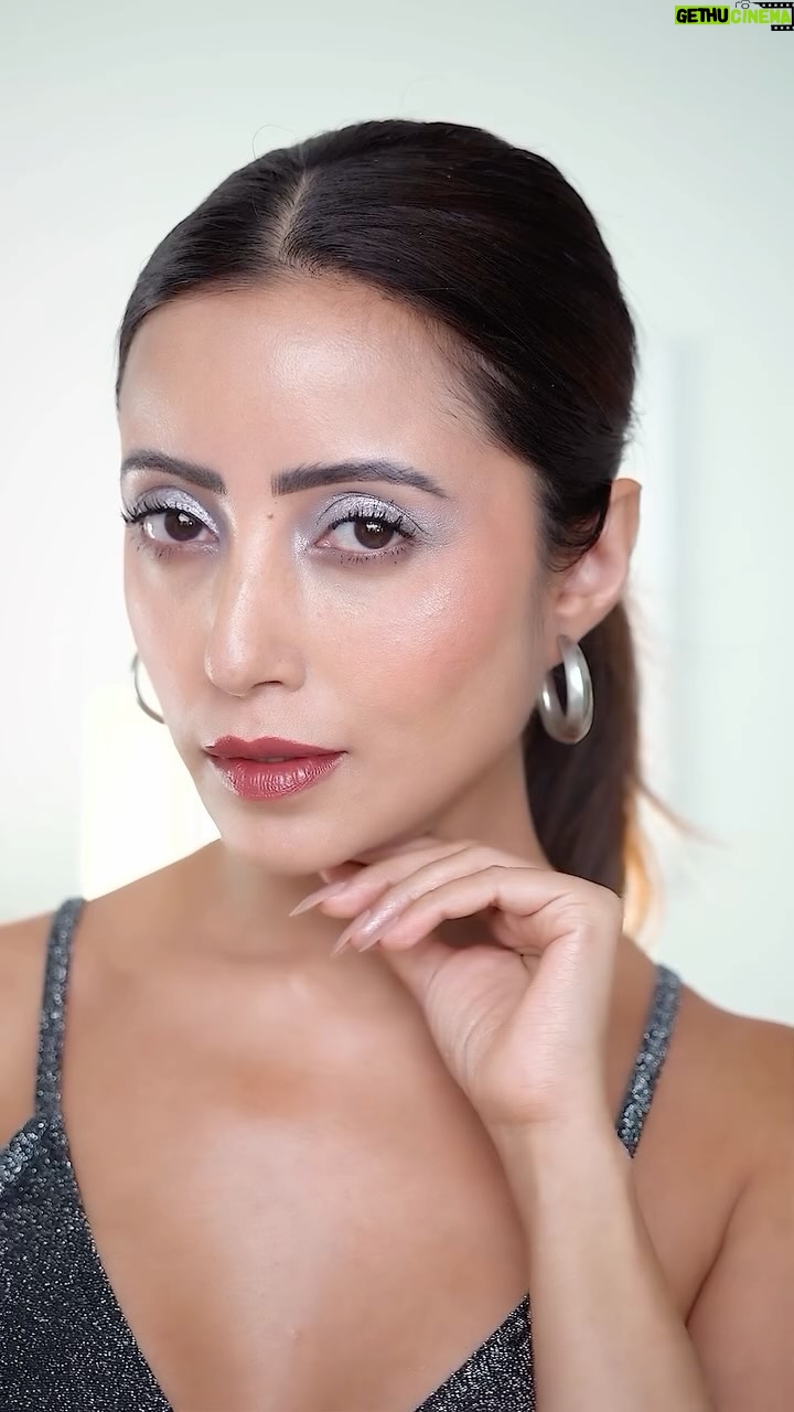 Debashree Biswas - 88.2K Likes - ✨ Fairy Dust Eyes, Made Easy! ✨

At this point, makeup shopping has never been more fun or convenient! With @myntra’s Virtual Try-On feature, I can see how a look works on me before buying the products—and it helps me pick the perfect items to create the exact look I want. 💄💫

For this dreamy date night look, I chose:
⭐ Silver-dusted eyes
⭐ Brown lips
⭐ A radiant glow with fluffy lashes

Recreating it IRL with @myntrabeauty products was seamless! Head to the Myntra app, try the feature, and discover your next favorite look. 💕

#MyntraVirtualTryOn #MyntraBeauty #DiscoverTheUInBeauty #MyntraMakeupLooks #BeautyOnPoint
