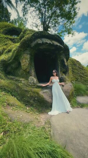 Debashree Biswas Instagram - Exploring @alasharumbali wearing this stunning fit from @belavouss 🌱🍃🍀

#alasharumbali #ubud #bali