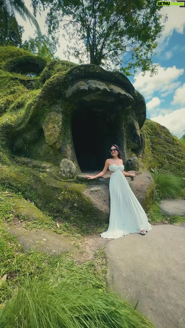 Debashree Biswas - 110.6K Likes - Exploring @alasharumbali wearing this stunning fit from @belavouss 🌱🍃🍀

#alasharumbali #ubud #bali