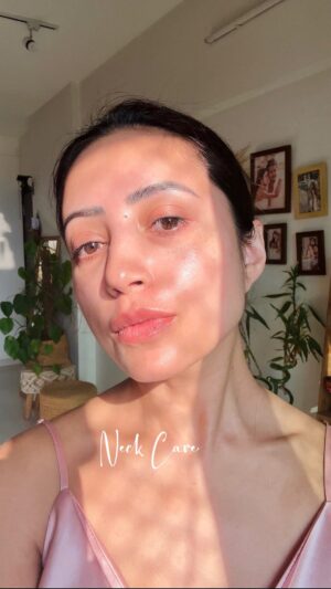 Debashree Biswas Instagram - We cleanse, tone, serum, moisturise our face like clockwork—but the neck? Usually forgotten.
But here’s the truth: your neck ages faster than your face.
And it’s not just a 40s problem. Neck lines can creep in by your early 20s—thanks to constant screen time, weight shifts, and zero attention.

I learned this the hard way. My face was glowing, but my neck? Not matching up.
So I got serious—and built a routine that actually works.

🧴 Step 1: The Ordinary Growth Factor Serum – lightweight, beginner-friendly
💧 Step 2: Clarins Double Serum – tightens, smoothens, instantly lifts
🧴 Step 3: StriVectin TL Neck Cream – the GOAT for firmness & elasticity

Neck care isn’t about age—it’s about awareness.
And trust me, it’s never too late to start.
Your face and neck deserve to age… together.

(📌 neck care routine, anti-ageing skincare, tech neck, fine lines, neck lines, growth factor serum, best neck cream, skincare for 30s, screen time effects, early signs of ageing, how to tighten neck skin)