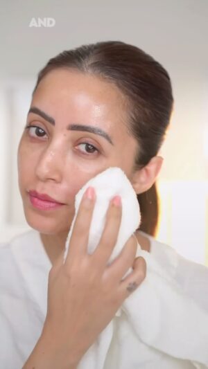 Debashree Biswas Instagram - Why your acne cleanser might be making your skin worse…
Let’s break it down in this #SkinAndMore episode.

Most acne cleansers use salicylic acid — which, while effective, doesn’t discriminate. It strips oil and disrupts your microbiome, leaving your skin dry, flaky, and more irritated than before.

What works better ?
The @novologyofficial' s Acne Clearing Cleanser — powered by patented TT2 tech (Thymol   Terpineol), it targets only acne-causing bacteria while keeping your skin barrier happy.

Co-created with dermatologists.
Gentle. Non-drying. Barrier-safe.
Perfect for oily, acne-prone skin this summer.

Trust me — your skin will thank you for the switch.

#AD #NovologyAcneCleanser #ClearSkinJourney #AcneCare #DermatologistApproved #SensitiveSkinCare #NonComedogenic #AcneFreeSkin #SkincareRoutine #SkinandMore