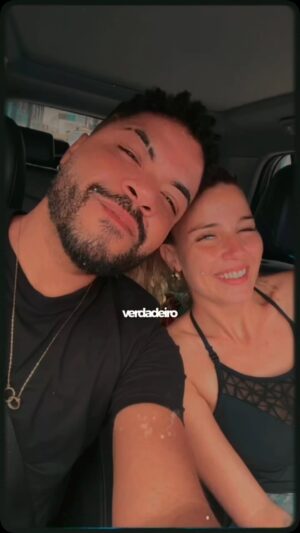 Debby Lagranha Instagram - nós 🤍
a gente só quer paz
quer ir, ficar, rir, chorar,
ver um filme pela metade,
dar as mãos e numa vida simples,
encontrar o extraordinário
por ser aqui ou pelo mundo.