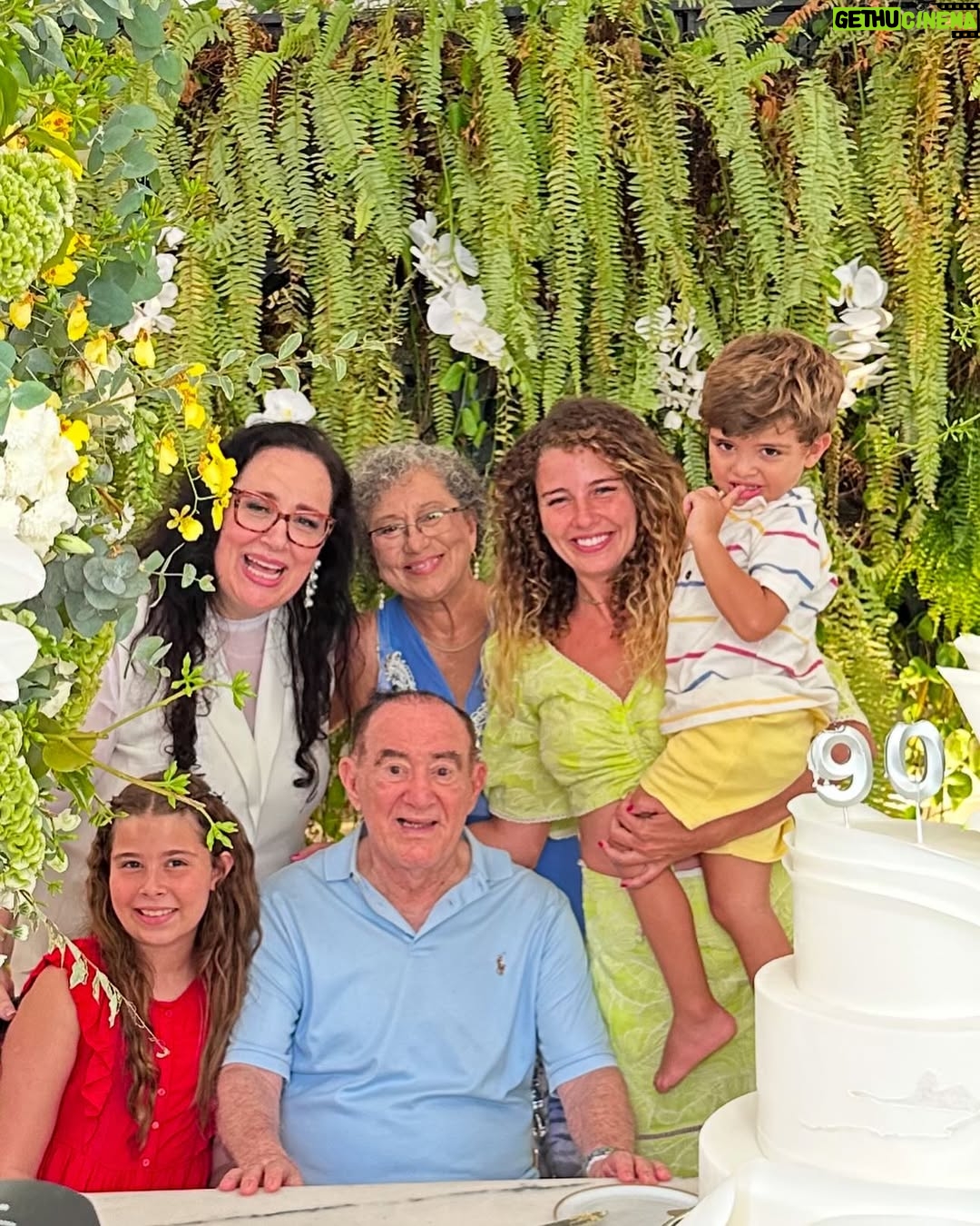 Debby Lagranha - 137.7K Likes - Uau 90 anos ! 🎂🍾

Um amor que ultrapassa gerações. 
Que honra poder estar ao seu lado nesse dia tão especial. 

Que Deus te proteja e te guarde. 
Te dê muita saúde para encher nossas vidas de sorrisos e alegria. 

Você, que sempre foi um pouco pai pra mim. 
Sua família, que sempre foi um pouco minha.
…quantas memórias, quantos momentos……
Mas hoje sem dúvida, é um dos mais especiais. 

Vivaaaa 🎉 parabéns !!!! 

Renato, te amo ! 
Obrigada por tudo … 
Feliz vida ✨ 

Look: @claptonoficial