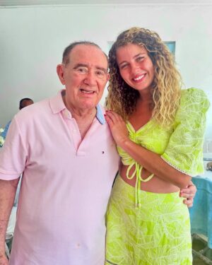 Debby Lagranha Instagram - Uau 90 anos ! 🎂🍾
Um amor que ultrapassa gerações.
Que honra poder estar ao seu lado nesse dia tão especial.
Que Deus te proteja e te guarde.
Te dê muita saúde para encher nossas vidas de sorrisos e alegria.
Você, que sempre foi um pouco pai pra mim.
Sua família, que sempre foi um pouco minha.
…quantas memórias, quantos momentos……
Mas hoje sem dúvida, é um dos mais especiais.
Vivaaaa 🎉 parabéns !!!!
Renato, te amo !
Obrigada por tudo …
Feliz vida ✨
Look: @claptonoficial
