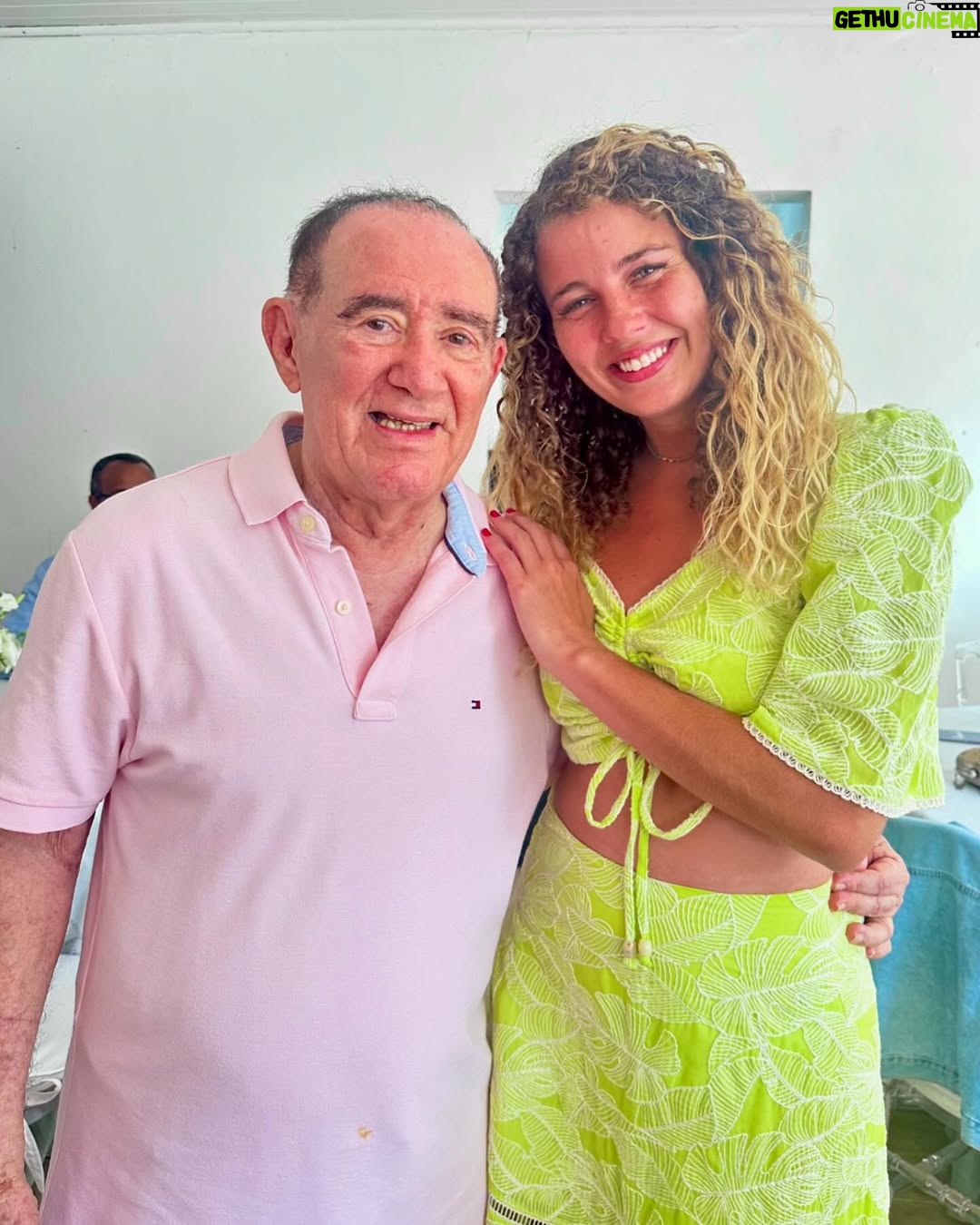 Debby Lagranha - 137.7K Likes - Uau 90 anos ! 🎂🍾

Um amor que ultrapassa gerações. 
Que honra poder estar ao seu lado nesse dia tão especial. 

Que Deus te proteja e te guarde. 
Te dê muita saúde para encher nossas vidas de sorrisos e alegria. 

Você, que sempre foi um pouco pai pra mim. 
Sua família, que sempre foi um pouco minha.
…quantas memórias, quantos momentos……
Mas hoje sem dúvida, é um dos mais especiais. 

Vivaaaa 🎉 parabéns !!!! 

Renato, te amo ! 
Obrigada por tudo … 
Feliz vida ✨ 

Look: @claptonoficial