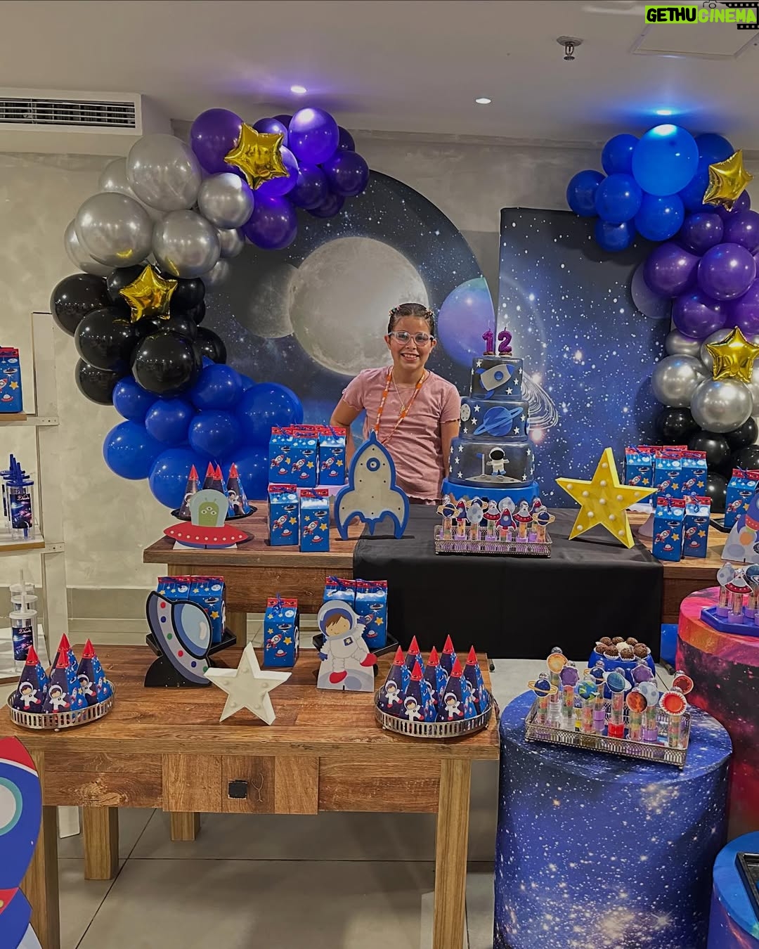 Debby Lagranha - 6.1K Likes - Pra gente, diversão é coisa séria. 
E nos 12 anos da furacão, não poderia ser diferente!

Uma tarde inesquecível, cheia de risadas, amigos, jogos e muito amor. 💜

A festa rolou na @gogames.jacarepagua , que foi simplesmente o lugar perfeito.

Estrutura completa pra tornar qualquer aniversário inesquecível com salão climatizado, brinquedos incríveis e cozinha equipada, inclusive  com sistema de exaustão para o buffet levar a fritadeira pra fritar os salgadinhos na hora, do jeitinho que a criançada ama! 😋

As festas têm 3h30 de duração, e o melhor: os cartões de brincadeira ficam liberados durante todo o período! 

A Go Games fica dentro do Center Shopping, oferecendo segurança, conforto e praticidade pra você curtir cada momento sem preocupação. 
E o melhor: eles abrem todos os dias!

E junto, a família @mg.eventosvg cuidou de cada detalhe, deixando tudo ainda mais especial. 
A equipe da MG já está conosco há alguns anos, e já comemoramos muitas coisas juntos, mas sempre eles me supreendem com seu capricho e excelência. 

Booom, se  você tá procurando um espaço seguro, completo e animado pra comemorar do jeitinho que seu filho merece, a Go Games é o lugar certo!

E olha só: meus seguidores têm 15% de desconto até o dia 30/06 . 
Aproveita essa e garanta uma festa que vai ficar na memória de todo mundo (isso eu te garanto , pq na festa da Duda não sei quem  aproveitou mais, as crianças ou os adultos kkkkkkk)