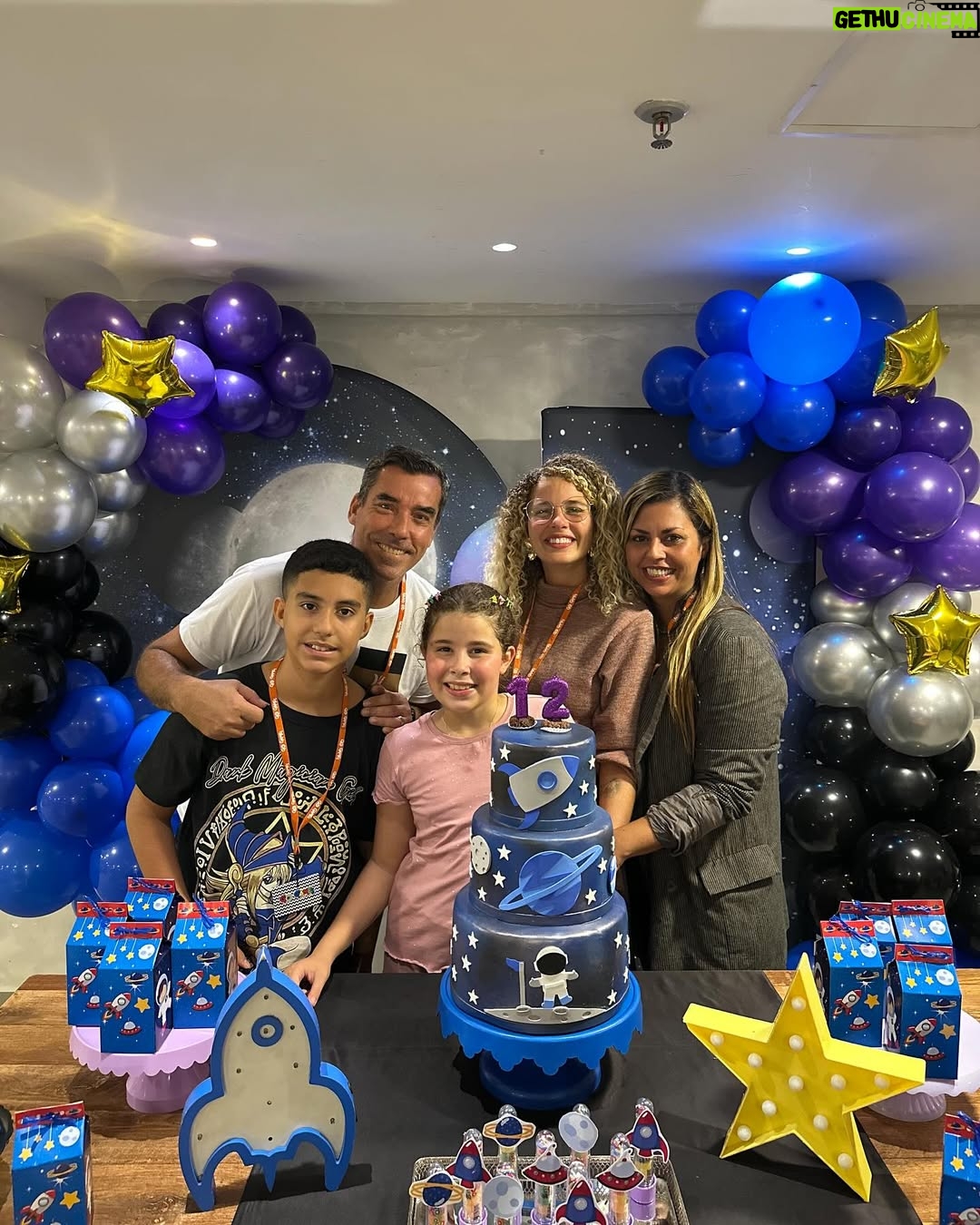 Debby Lagranha - 6.1K Likes - Pra gente, diversão é coisa séria. 
E nos 12 anos da furacão, não poderia ser diferente!

Uma tarde inesquecível, cheia de risadas, amigos, jogos e muito amor. 💜

A festa rolou na @gogames.jacarepagua , que foi simplesmente o lugar perfeito.

Estrutura completa pra tornar qualquer aniversário inesquecível com salão climatizado, brinquedos incríveis e cozinha equipada, inclusive  com sistema de exaustão para o buffet levar a fritadeira pra fritar os salgadinhos na hora, do jeitinho que a criançada ama! 😋

As festas têm 3h30 de duração, e o melhor: os cartões de brincadeira ficam liberados durante todo o período! 

A Go Games fica dentro do Center Shopping, oferecendo segurança, conforto e praticidade pra você curtir cada momento sem preocupação. 
E o melhor: eles abrem todos os dias!

E junto, a família @mg.eventosvg cuidou de cada detalhe, deixando tudo ainda mais especial. 
A equipe da MG já está conosco há alguns anos, e já comemoramos muitas coisas juntos, mas sempre eles me supreendem com seu capricho e excelência. 

Booom, se  você tá procurando um espaço seguro, completo e animado pra comemorar do jeitinho que seu filho merece, a Go Games é o lugar certo!

E olha só: meus seguidores têm 15% de desconto até o dia 30/06 . 
Aproveita essa e garanta uma festa que vai ficar na memória de todo mundo (isso eu te garanto , pq na festa da Duda não sei quem  aproveitou mais, as crianças ou os adultos kkkkkkk)