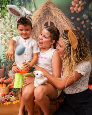 Debby Lagranha Instagram - Que a doçura da Páscoa esteja nos sorrisos, no carinho, no respeito e nos momentos juntinhos em família.
Feliz Páscoa com muito amor ❤️✨🐰🍫
📸: @dressaclsfotografia