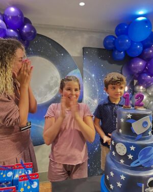 Debby Lagranha Instagram - Pra gente, diversão é coisa séria.
E nos 12 anos da furacão, não poderia ser diferente!
Uma tarde inesquecível, cheia de risadas, amigos, jogos e muito amor. 💜
A festa rolou na @gogames.jacarepagua , que foi simplesmente o lugar perfeito.
Estrutura completa pra tornar qualquer aniversário inesquecível com salão climatizado, brinquedos incríveis e cozinha equipada, inclusive com sistema de exaustão para o buffet levar a fritadeira pra fritar os salgadinhos na hora, do jeitinho que a criançada ama! 😋
As festas têm 3h30 de duração, e o melhor: os cartões de brincadeira ficam liberados durante todo o período!
A Go Games fica dentro do Center Shopping, oferecendo segurança, conforto e praticidade pra você curtir cada momento sem preocupação.
E o melhor: eles abrem todos os dias!
E junto, a família @mg.eventosvg cuidou de cada detalhe, deixando tudo ainda mais especial.
A equipe da MG já está conosco há alguns anos, e já comemoramos muitas coisas juntos, mas sempre eles me supreendem com seu capricho e excelência.
Booom, se você tá procurando um espaço seguro, completo e animado pra comemorar do jeitinho que seu filho merece, a Go Games é o lugar certo!
E olha só: meus seguidores têm 15% de desconto até o dia 30/06 .
Aproveita essa e garanta uma festa que vai ficar na memória de todo mundo (isso eu te garanto , pq na festa da Duda não sei quem aproveitou mais, as crianças ou os adultos kkkkkkk)