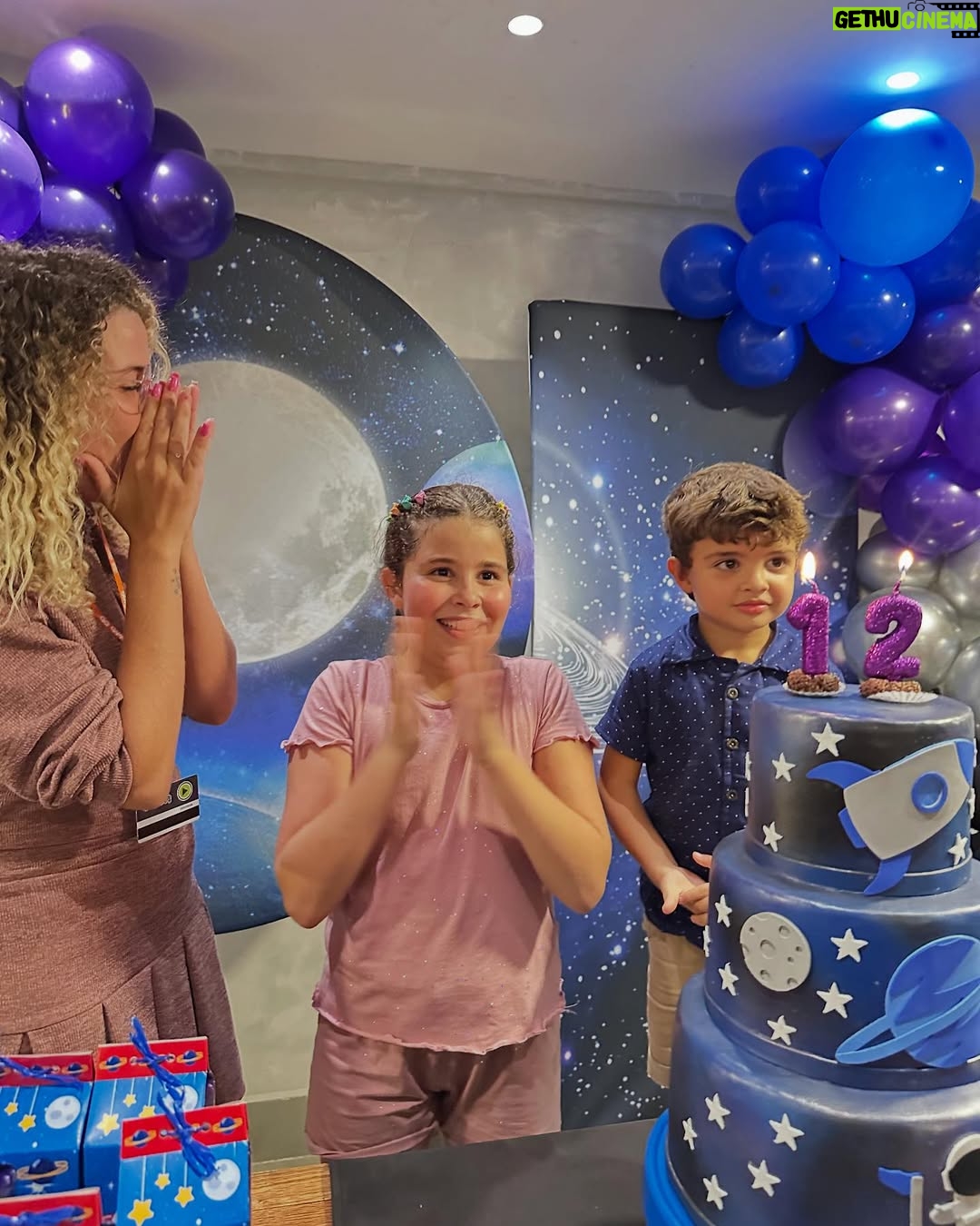 Debby Lagranha - 6.1K Likes - Pra gente, diversão é coisa séria. 
E nos 12 anos da furacão, não poderia ser diferente!

Uma tarde inesquecível, cheia de risadas, amigos, jogos e muito amor. 💜

A festa rolou na @gogames.jacarepagua , que foi simplesmente o lugar perfeito.

Estrutura completa pra tornar qualquer aniversário inesquecível com salão climatizado, brinquedos incríveis e cozinha equipada, inclusive  com sistema de exaustão para o buffet levar a fritadeira pra fritar os salgadinhos na hora, do jeitinho que a criançada ama! 😋

As festas têm 3h30 de duração, e o melhor: os cartões de brincadeira ficam liberados durante todo o período! 

A Go Games fica dentro do Center Shopping, oferecendo segurança, conforto e praticidade pra você curtir cada momento sem preocupação. 
E o melhor: eles abrem todos os dias!

E junto, a família @mg.eventosvg cuidou de cada detalhe, deixando tudo ainda mais especial. 
A equipe da MG já está conosco há alguns anos, e já comemoramos muitas coisas juntos, mas sempre eles me supreendem com seu capricho e excelência. 

Booom, se  você tá procurando um espaço seguro, completo e animado pra comemorar do jeitinho que seu filho merece, a Go Games é o lugar certo!

E olha só: meus seguidores têm 15% de desconto até o dia 30/06 . 
Aproveita essa e garanta uma festa que vai ficar na memória de todo mundo (isso eu te garanto , pq na festa da Duda não sei quem  aproveitou mais, as crianças ou os adultos kkkkkkk)