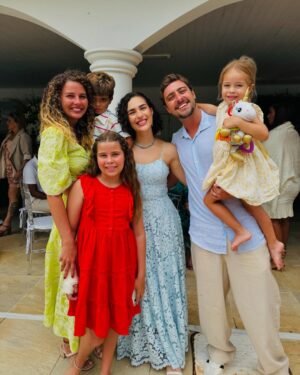 Debby Lagranha Instagram - Uau 90 anos ! 🎂🍾
Um amor que ultrapassa gerações.
Que honra poder estar ao seu lado nesse dia tão especial.
Que Deus te proteja e te guarde.
Te dê muita saúde para encher nossas vidas de sorrisos e alegria.
Você, que sempre foi um pouco pai pra mim.
Sua família, que sempre foi um pouco minha.
…quantas memórias, quantos momentos……
Mas hoje sem dúvida, é um dos mais especiais.
Vivaaaa 🎉 parabéns !!!!
Renato, te amo !
Obrigada por tudo …
Feliz vida ✨
Look: @claptonoficial