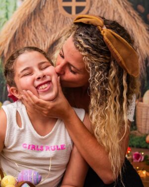 Debby Lagranha Instagram - Que a doçura da Páscoa esteja nos sorrisos, no carinho, no respeito e nos momentos juntinhos em família.
Feliz Páscoa com muito amor ❤️✨🐰🍫
📸: @dressaclsfotografia