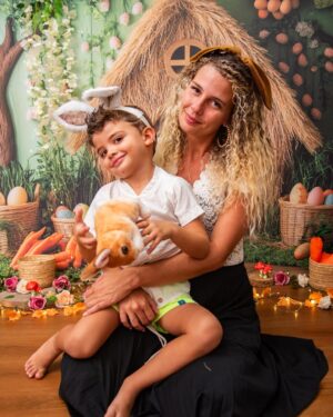 Debby Lagranha Instagram - Que a doçura da Páscoa esteja nos sorrisos, no carinho, no respeito e nos momentos juntinhos em família.
Feliz Páscoa com muito amor ❤️✨🐰🍫
📸: @dressaclsfotografia
