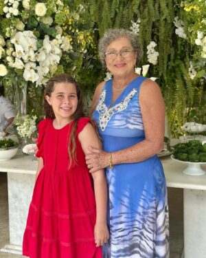 Debby Lagranha Instagram - Uau 90 anos ! 🎂🍾
Um amor que ultrapassa gerações.
Que honra poder estar ao seu lado nesse dia tão especial.
Que Deus te proteja e te guarde.
Te dê muita saúde para encher nossas vidas de sorrisos e alegria.
Você, que sempre foi um pouco pai pra mim.
Sua família, que sempre foi um pouco minha.
…quantas memórias, quantos momentos……
Mas hoje sem dúvida, é um dos mais especiais.
Vivaaaa 🎉 parabéns !!!!
Renato, te amo !
Obrigada por tudo …
Feliz vida ✨
Look: @claptonoficial