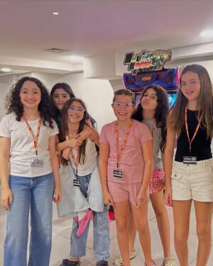Debby Lagranha Instagram - Pra gente, diversão é coisa séria.
E nos 12 anos da furacão, não poderia ser diferente!
Uma tarde inesquecível, cheia de risadas, amigos, jogos e muito amor. 💜
A festa rolou na @gogames.jacarepagua , que foi simplesmente o lugar perfeito.
Estrutura completa pra tornar qualquer aniversário inesquecível com salão climatizado, brinquedos incríveis e cozinha equipada, inclusive com sistema de exaustão para o buffet levar a fritadeira pra fritar os salgadinhos na hora, do jeitinho que a criançada ama! 😋
As festas têm 3h30 de duração, e o melhor: os cartões de brincadeira ficam liberados durante todo o período!
A Go Games fica dentro do Center Shopping, oferecendo segurança, conforto e praticidade pra você curtir cada momento sem preocupação.
E o melhor: eles abrem todos os dias!
E junto, a família @mg.eventosvg cuidou de cada detalhe, deixando tudo ainda mais especial.
A equipe da MG já está conosco há alguns anos, e já comemoramos muitas coisas juntos, mas sempre eles me supreendem com seu capricho e excelência.
Booom, se você tá procurando um espaço seguro, completo e animado pra comemorar do jeitinho que seu filho merece, a Go Games é o lugar certo!
E olha só: meus seguidores têm 15% de desconto até o dia 30/06 .
Aproveita essa e garanta uma festa que vai ficar na memória de todo mundo (isso eu te garanto , pq na festa da Duda não sei quem aproveitou mais, as crianças ou os adultos kkkkkkk)