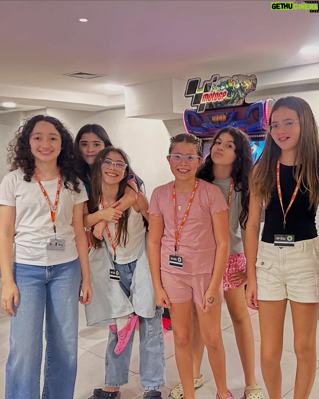Debby Lagranha - 6.1K Likes - Pra gente, diversão é coisa séria. 
E nos 12 anos da furacão, não poderia ser diferente!

Uma tarde inesquecível, cheia de risadas, amigos, jogos e muito amor. 💜

A festa rolou na @gogames.jacarepagua , que foi simplesmente o lugar perfeito.

Estrutura completa pra tornar qualquer aniversário inesquecível com salão climatizado, brinquedos incríveis e cozinha equipada, inclusive  com sistema de exaustão para o buffet levar a fritadeira pra fritar os salgadinhos na hora, do jeitinho que a criançada ama! 😋

As festas têm 3h30 de duração, e o melhor: os cartões de brincadeira ficam liberados durante todo o período! 

A Go Games fica dentro do Center Shopping, oferecendo segurança, conforto e praticidade pra você curtir cada momento sem preocupação. 
E o melhor: eles abrem todos os dias!

E junto, a família @mg.eventosvg cuidou de cada detalhe, deixando tudo ainda mais especial. 
A equipe da MG já está conosco há alguns anos, e já comemoramos muitas coisas juntos, mas sempre eles me supreendem com seu capricho e excelência. 

Booom, se  você tá procurando um espaço seguro, completo e animado pra comemorar do jeitinho que seu filho merece, a Go Games é o lugar certo!

E olha só: meus seguidores têm 15% de desconto até o dia 30/06 . 
Aproveita essa e garanta uma festa que vai ficar na memória de todo mundo (isso eu te garanto , pq na festa da Duda não sei quem  aproveitou mais, as crianças ou os adultos kkkkkkk)