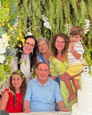 Debby Lagranha Instagram - Uau 90 anos ! 🎂🍾
Um amor que ultrapassa gerações.
Que honra poder estar ao seu lado nesse dia tão especial.
Que Deus te proteja e te guarde.
Te dê muita saúde para encher nossas vidas de sorrisos e alegria.
Você, que sempre foi um pouco pai pra mim.
Sua família, que sempre foi um pouco minha.
…quantas memórias, quantos momentos……
Mas hoje sem dúvida, é um dos mais especiais.
Vivaaaa 🎉 parabéns !!!!
Renato, te amo !
Obrigada por tudo …
Feliz vida ✨
Look: @claptonoficial