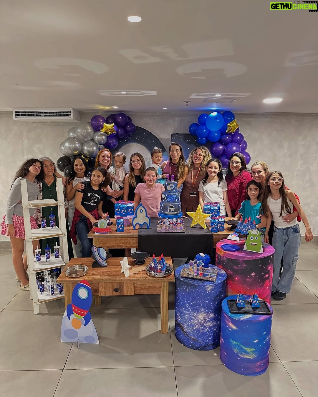 Debby Lagranha - 6.1K Likes - Pra gente, diversão é coisa séria. 
E nos 12 anos da furacão, não poderia ser diferente!

Uma tarde inesquecível, cheia de risadas, amigos, jogos e muito amor. 💜

A festa rolou na @gogames.jacarepagua , que foi simplesmente o lugar perfeito.

Estrutura completa pra tornar qualquer aniversário inesquecível com salão climatizado, brinquedos incríveis e cozinha equipada, inclusive  com sistema de exaustão para o buffet levar a fritadeira pra fritar os salgadinhos na hora, do jeitinho que a criançada ama! 😋

As festas têm 3h30 de duração, e o melhor: os cartões de brincadeira ficam liberados durante todo o período! 

A Go Games fica dentro do Center Shopping, oferecendo segurança, conforto e praticidade pra você curtir cada momento sem preocupação. 
E o melhor: eles abrem todos os dias!

E junto, a família @mg.eventosvg cuidou de cada detalhe, deixando tudo ainda mais especial. 
A equipe da MG já está conosco há alguns anos, e já comemoramos muitas coisas juntos, mas sempre eles me supreendem com seu capricho e excelência. 

Booom, se  você tá procurando um espaço seguro, completo e animado pra comemorar do jeitinho que seu filho merece, a Go Games é o lugar certo!

E olha só: meus seguidores têm 15% de desconto até o dia 30/06 . 
Aproveita essa e garanta uma festa que vai ficar na memória de todo mundo (isso eu te garanto , pq na festa da Duda não sei quem  aproveitou mais, as crianças ou os adultos kkkkkkk)