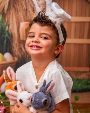 Debby Lagranha Instagram - Que a doçura da Páscoa esteja nos sorrisos, no carinho, no respeito e nos momentos juntinhos em família.
Feliz Páscoa com muito amor ❤️✨🐰🍫
📸: @dressaclsfotografia