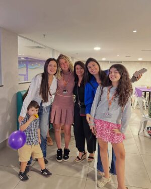 Debby Lagranha Instagram - Pra gente, diversão é coisa séria.
E nos 12 anos da furacão, não poderia ser diferente!
Uma tarde inesquecível, cheia de risadas, amigos, jogos e muito amor. 💜
A festa rolou na @gogames.jacarepagua , que foi simplesmente o lugar perfeito.
Estrutura completa pra tornar qualquer aniversário inesquecível com salão climatizado, brinquedos incríveis e cozinha equipada, inclusive com sistema de exaustão para o buffet levar a fritadeira pra fritar os salgadinhos na hora, do jeitinho que a criançada ama! 😋
As festas têm 3h30 de duração, e o melhor: os cartões de brincadeira ficam liberados durante todo o período!
A Go Games fica dentro do Center Shopping, oferecendo segurança, conforto e praticidade pra você curtir cada momento sem preocupação.
E o melhor: eles abrem todos os dias!
E junto, a família @mg.eventosvg cuidou de cada detalhe, deixando tudo ainda mais especial.
A equipe da MG já está conosco há alguns anos, e já comemoramos muitas coisas juntos, mas sempre eles me supreendem com seu capricho e excelência.
Booom, se você tá procurando um espaço seguro, completo e animado pra comemorar do jeitinho que seu filho merece, a Go Games é o lugar certo!
E olha só: meus seguidores têm 15% de desconto até o dia 30/06 .
Aproveita essa e garanta uma festa que vai ficar na memória de todo mundo (isso eu te garanto , pq na festa da Duda não sei quem aproveitou mais, as crianças ou os adultos kkkkkkk)