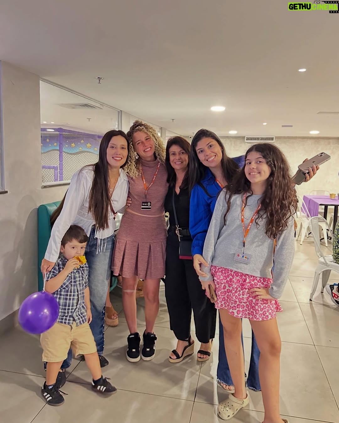 Debby Lagranha - 6.1K Likes - Pra gente, diversão é coisa séria. 
E nos 12 anos da furacão, não poderia ser diferente!

Uma tarde inesquecível, cheia de risadas, amigos, jogos e muito amor. 💜

A festa rolou na @gogames.jacarepagua , que foi simplesmente o lugar perfeito.

Estrutura completa pra tornar qualquer aniversário inesquecível com salão climatizado, brinquedos incríveis e cozinha equipada, inclusive  com sistema de exaustão para o buffet levar a fritadeira pra fritar os salgadinhos na hora, do jeitinho que a criançada ama! 😋

As festas têm 3h30 de duração, e o melhor: os cartões de brincadeira ficam liberados durante todo o período! 

A Go Games fica dentro do Center Shopping, oferecendo segurança, conforto e praticidade pra você curtir cada momento sem preocupação. 
E o melhor: eles abrem todos os dias!

E junto, a família @mg.eventosvg cuidou de cada detalhe, deixando tudo ainda mais especial. 
A equipe da MG já está conosco há alguns anos, e já comemoramos muitas coisas juntos, mas sempre eles me supreendem com seu capricho e excelência. 

Booom, se  você tá procurando um espaço seguro, completo e animado pra comemorar do jeitinho que seu filho merece, a Go Games é o lugar certo!

E olha só: meus seguidores têm 15% de desconto até o dia 30/06 . 
Aproveita essa e garanta uma festa que vai ficar na memória de todo mundo (isso eu te garanto , pq na festa da Duda não sei quem  aproveitou mais, as crianças ou os adultos kkkkkkk)