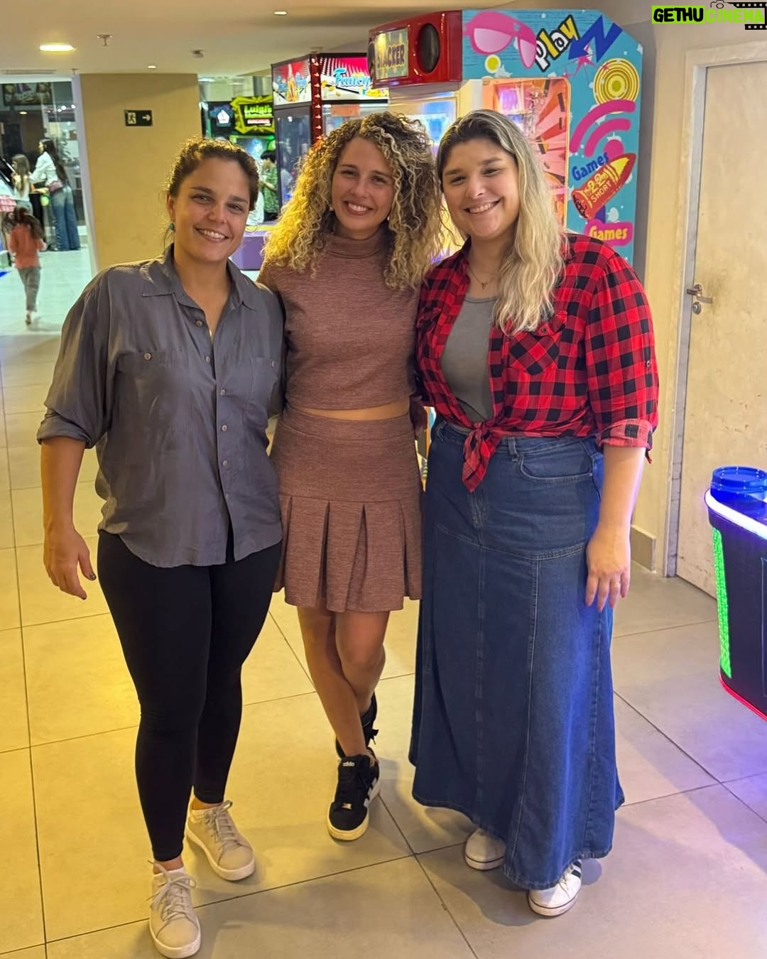 Debby Lagranha - 6.1K Likes - Pra gente, diversão é coisa séria. 
E nos 12 anos da furacão, não poderia ser diferente!

Uma tarde inesquecível, cheia de risadas, amigos, jogos e muito amor. 💜

A festa rolou na @gogames.jacarepagua , que foi simplesmente o lugar perfeito.

Estrutura completa pra tornar qualquer aniversário inesquecível com salão climatizado, brinquedos incríveis e cozinha equipada, inclusive  com sistema de exaustão para o buffet levar a fritadeira pra fritar os salgadinhos na hora, do jeitinho que a criançada ama! 😋

As festas têm 3h30 de duração, e o melhor: os cartões de brincadeira ficam liberados durante todo o período! 

A Go Games fica dentro do Center Shopping, oferecendo segurança, conforto e praticidade pra você curtir cada momento sem preocupação. 
E o melhor: eles abrem todos os dias!

E junto, a família @mg.eventosvg cuidou de cada detalhe, deixando tudo ainda mais especial. 
A equipe da MG já está conosco há alguns anos, e já comemoramos muitas coisas juntos, mas sempre eles me supreendem com seu capricho e excelência. 

Booom, se  você tá procurando um espaço seguro, completo e animado pra comemorar do jeitinho que seu filho merece, a Go Games é o lugar certo!

E olha só: meus seguidores têm 15% de desconto até o dia 30/06 . 
Aproveita essa e garanta uma festa que vai ficar na memória de todo mundo (isso eu te garanto , pq na festa da Duda não sei quem  aproveitou mais, as crianças ou os adultos kkkkkkk)