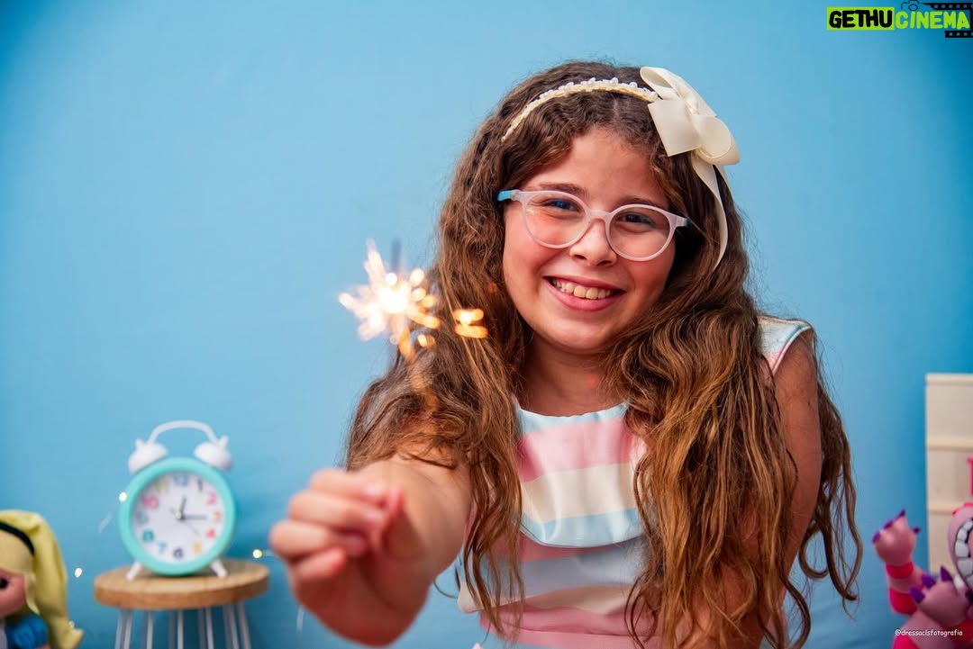 Debby Lagranha - 2.8K Likes - Eu disse que até o final do dia ia escrever seu textão, então se prepara pra ler D. Maria Eduarda… quer dizer, “Duda” OU “Maria”. 

É assim que ela gosta de ser chamada. 
Desde muito pequena sempre foi decidida e de personalidade forte. 
Sempre soube o queria, e o que não queria também! 

Muito antes dela nascer, eu já sonhava com elazinha…. e ela era exatamente assim. 

Sempre sonhei em ser mãe, e ser sua mãe é meu sonho realizado.
Alegre, levada, respondona… ocupa todos os cantos da casa, é barulhenta, engraçada, cheia de caras e bocas… a rainha das dancinhas! 
Super determinada, estudiosa, uiiii… como se cobra. E não é a toa que é dona das melhores notas da turma desde sempre, em todas as escolas que estudou. 
E eu não tenho orgulho pela nota, tenho orgulho pelo ser humaninho que está se formando. 
Responsabilidade é seu sobrenome, e por isso minha filha, mamãe tem  tanto orgulho de você!! 
Tão pequena e tão gigante.

Minha melhor amiga, maior companheira. Dona das risadas altas, das brincadeiras brutas, dos chiliques de sono e mãe de tantas bonecas… uma neném ainda. Minha neném! 

É dudinha, não é fácil crescer… mas é gostoso. 
E mais gostoso ainda é estar do seu lado, segurando suas mãos. 
O mundo é seu, e eu tô contigo! 

Parabéns furacão, muuuuita saúde pra conquistar todos os seus sonhos. 
Mamãe tá sempre aqui, pra te ouvir, pra te apoiar, pra conversar com você desse jeitinho que você sempre faz…. Obrigada por confiar em mim e buscar essa parceria todo dia
(mesmo me deixando doidinha as vezes, você é e sempre será a amor da minha vida! )

Parabéns 🎈 feliz 12 anos minha neném !

E muito obrigada minha amiga @dressaclsfotografia por sempre registrar e acompanhar o crescimento e desenvolvimento das minhas preciosidades. 
Amamos vc ❤️