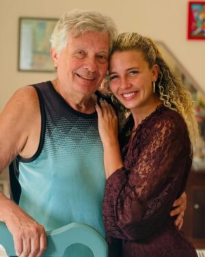 Debby Lagranha Instagram - Na Sexta-feira Santa, lembramos do amor que se entrega e do sacrifício que transforma.
Que esse dia sagrado inspire paz, reflexão, união e amor ao próximo.
… com a comidinha da mamãe e minha base perto de mim, não tinha como o dia não ser tão especial! ❤️✨