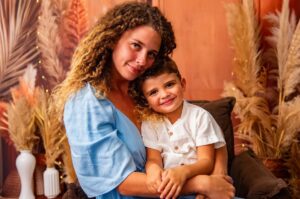 Debby Lagranha Instagram - Como o tempo passa rápido!
Parece até clichê, mas meu bebê já tem 4 anos.
Meu menino tão esperado, tão sonhado… como a mamãe quis você! ☀️
Meu raio de sol, você chegou e trouxe de volta o sorriso pro meu rosto no momento em que eu mais tive dificuldade de seguir em frente.
E o mais curioso é que sempre ouvi de algumas amigas minhas que eu merecia ter um filho menino. Eu nunca entendia… mas depois que você chegou, tudo fez sentido.
Meu chiclete, neném da mamãe, moleque levado e cheio de personalidade.
Adora fingir que não escuta, não suporta ser contrariado e receber ordens também não é com ele (a gente que lute kkkk).
Esse aí veio pra mostrar a que veio: bagunçou tudo e deixou todo mundo de cabelo em pé. Mas junto com ele veio também a sensação de que tudo estava completo.
Era dele que eu precisava.
Menino doce, carinhoso, brincalhão, engraçado, um artista (esse aí puxou a mãe mesmo kkkkkk)
Ei, Globo, você está perdendo, porque ele bota todo mundo no chinelo.
Queridinho da escola, mas também mestre em dar um migué pra ir embora mais cedo.
Com 4 anos já assim… imagina quando crescer!
Meu filho, que Deus te abençoe, te proteja e te guie. Saiba que sua mãe sempre vai estar aqui para cuidar de tudo e mais um pouco.
Você é meu sonho, meu pedacinho do céu.
Eu te amo, te admiro e fico loooouca todos os dias com você ,de cabelo em pé! Mas quando te vejo dormindo (kkkkk), agradeço muito, muito a Deus por ter você.
Que Ele te dê saúde, prosperidade, sabedoria, paciência e que você seja sempre muito feliz, meu Tutis, te amo! 💙