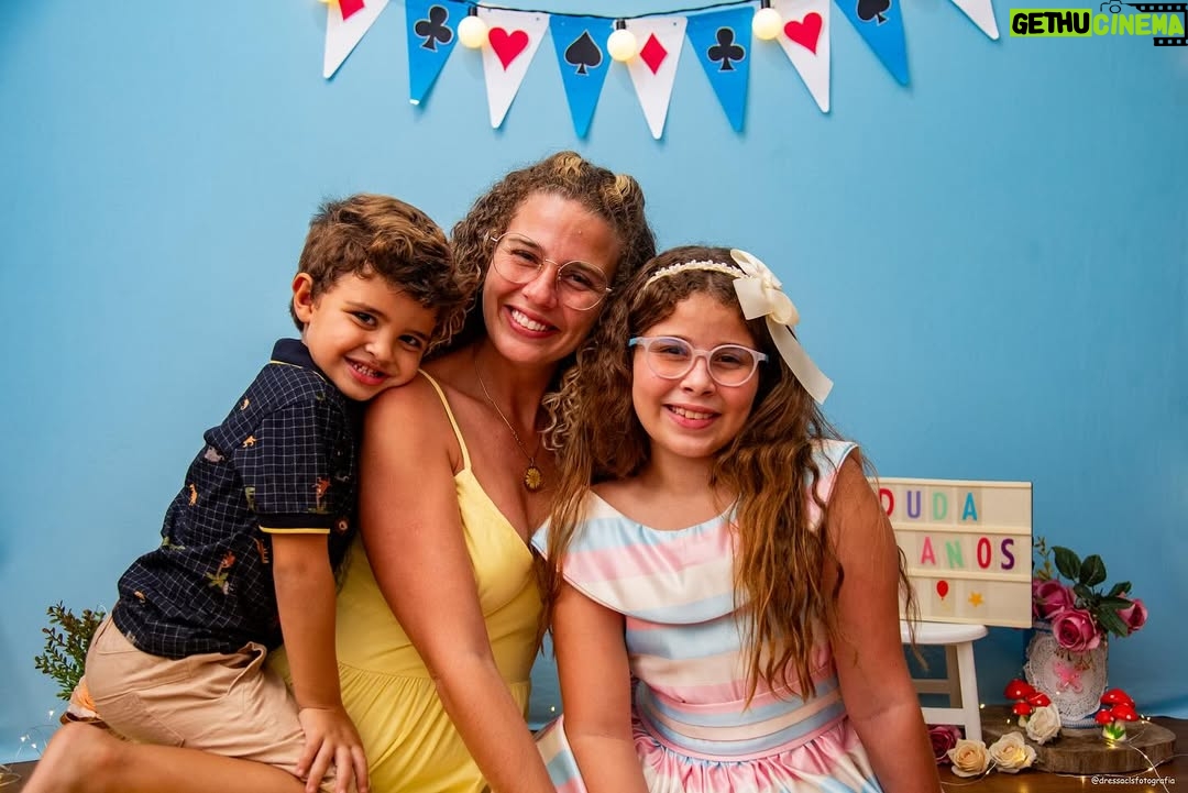 Debby Lagranha - 2.8K Likes - Eu disse que até o final do dia ia escrever seu textão, então se prepara pra ler D. Maria Eduarda… quer dizer, “Duda” OU “Maria”. 

É assim que ela gosta de ser chamada. 
Desde muito pequena sempre foi decidida e de personalidade forte. 
Sempre soube o queria, e o que não queria também! 

Muito antes dela nascer, eu já sonhava com elazinha…. e ela era exatamente assim. 

Sempre sonhei em ser mãe, e ser sua mãe é meu sonho realizado.
Alegre, levada, respondona… ocupa todos os cantos da casa, é barulhenta, engraçada, cheia de caras e bocas… a rainha das dancinhas! 
Super determinada, estudiosa, uiiii… como se cobra. E não é a toa que é dona das melhores notas da turma desde sempre, em todas as escolas que estudou. 
E eu não tenho orgulho pela nota, tenho orgulho pelo ser humaninho que está se formando. 
Responsabilidade é seu sobrenome, e por isso minha filha, mamãe tem  tanto orgulho de você!! 
Tão pequena e tão gigante.

Minha melhor amiga, maior companheira. Dona das risadas altas, das brincadeiras brutas, dos chiliques de sono e mãe de tantas bonecas… uma neném ainda. Minha neném! 

É dudinha, não é fácil crescer… mas é gostoso. 
E mais gostoso ainda é estar do seu lado, segurando suas mãos. 
O mundo é seu, e eu tô contigo! 

Parabéns furacão, muuuuita saúde pra conquistar todos os seus sonhos. 
Mamãe tá sempre aqui, pra te ouvir, pra te apoiar, pra conversar com você desse jeitinho que você sempre faz…. Obrigada por confiar em mim e buscar essa parceria todo dia
(mesmo me deixando doidinha as vezes, você é e sempre será a amor da minha vida! )

Parabéns 🎈 feliz 12 anos minha neném !

E muito obrigada minha amiga @dressaclsfotografia por sempre registrar e acompanhar o crescimento e desenvolvimento das minhas preciosidades. 
Amamos vc ❤️