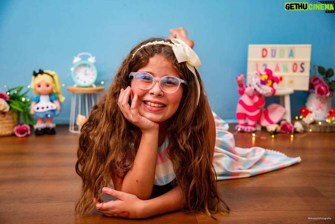 Debby Lagranha - 2.8K Likes - Eu disse que até o final do dia ia escrever seu textão, então se prepara pra ler D. Maria Eduarda… quer dizer, “Duda” OU “Maria”. 

É assim que ela gosta de ser chamada. 
Desde muito pequena sempre foi decidida e de personalidade forte. 
Sempre soube o queria, e o que não queria também! 

Muito antes dela nascer, eu já sonhava com elazinha…. e ela era exatamente assim. 

Sempre sonhei em ser mãe, e ser sua mãe é meu sonho realizado.
Alegre, levada, respondona… ocupa todos os cantos da casa, é barulhenta, engraçada, cheia de caras e bocas… a rainha das dancinhas! 
Super determinada, estudiosa, uiiii… como se cobra. E não é a toa que é dona das melhores notas da turma desde sempre, em todas as escolas que estudou. 
E eu não tenho orgulho pela nota, tenho orgulho pelo ser humaninho que está se formando. 
Responsabilidade é seu sobrenome, e por isso minha filha, mamãe tem  tanto orgulho de você!! 
Tão pequena e tão gigante.

Minha melhor amiga, maior companheira. Dona das risadas altas, das brincadeiras brutas, dos chiliques de sono e mãe de tantas bonecas… uma neném ainda. Minha neném! 

É dudinha, não é fácil crescer… mas é gostoso. 
E mais gostoso ainda é estar do seu lado, segurando suas mãos. 
O mundo é seu, e eu tô contigo! 

Parabéns furacão, muuuuita saúde pra conquistar todos os seus sonhos. 
Mamãe tá sempre aqui, pra te ouvir, pra te apoiar, pra conversar com você desse jeitinho que você sempre faz…. Obrigada por confiar em mim e buscar essa parceria todo dia
(mesmo me deixando doidinha as vezes, você é e sempre será a amor da minha vida! )

Parabéns 🎈 feliz 12 anos minha neném !

E muito obrigada minha amiga @dressaclsfotografia por sempre registrar e acompanhar o crescimento e desenvolvimento das minhas preciosidades. 
Amamos vc ❤️