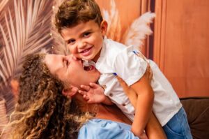 Debby Lagranha Instagram - Como o tempo passa rápido!
Parece até clichê, mas meu bebê já tem 4 anos.
Meu menino tão esperado, tão sonhado… como a mamãe quis você! ☀️
Meu raio de sol, você chegou e trouxe de volta o sorriso pro meu rosto no momento em que eu mais tive dificuldade de seguir em frente.
E o mais curioso é que sempre ouvi de algumas amigas minhas que eu merecia ter um filho menino. Eu nunca entendia… mas depois que você chegou, tudo fez sentido.
Meu chiclete, neném da mamãe, moleque levado e cheio de personalidade.
Adora fingir que não escuta, não suporta ser contrariado e receber ordens também não é com ele (a gente que lute kkkk).
Esse aí veio pra mostrar a que veio: bagunçou tudo e deixou todo mundo de cabelo em pé. Mas junto com ele veio também a sensação de que tudo estava completo.
Era dele que eu precisava.
Menino doce, carinhoso, brincalhão, engraçado, um artista (esse aí puxou a mãe mesmo kkkkkk)
Ei, Globo, você está perdendo, porque ele bota todo mundo no chinelo.
Queridinho da escola, mas também mestre em dar um migué pra ir embora mais cedo.
Com 4 anos já assim… imagina quando crescer!
Meu filho, que Deus te abençoe, te proteja e te guie. Saiba que sua mãe sempre vai estar aqui para cuidar de tudo e mais um pouco.
Você é meu sonho, meu pedacinho do céu.
Eu te amo, te admiro e fico loooouca todos os dias com você ,de cabelo em pé! Mas quando te vejo dormindo (kkkkk), agradeço muito, muito a Deus por ter você.
Que Ele te dê saúde, prosperidade, sabedoria, paciência e que você seja sempre muito feliz, meu Tutis, te amo! 💙