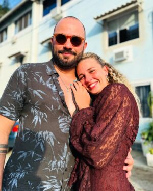 Debby Lagranha Instagram - Na Sexta-feira Santa, lembramos do amor que se entrega e do sacrifício que transforma.
Que esse dia sagrado inspire paz, reflexão, união e amor ao próximo.
… com a comidinha da mamãe e minha base perto de mim, não tinha como o dia não ser tão especial! ❤️✨