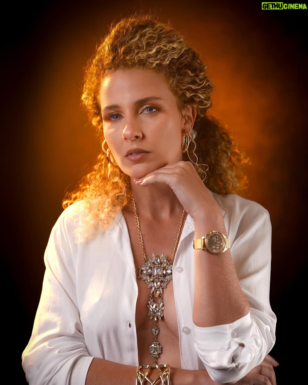Debby Lagranha - 5.6K Likes - Uma jóia que não veio pronta, veio viva.
Feita de tempo, de silêncio e de intensidade.

Essa sou eu, sem moldura. 

📸: Pelos olhos do incrível @edersonportooficial neste trabalho lindo.