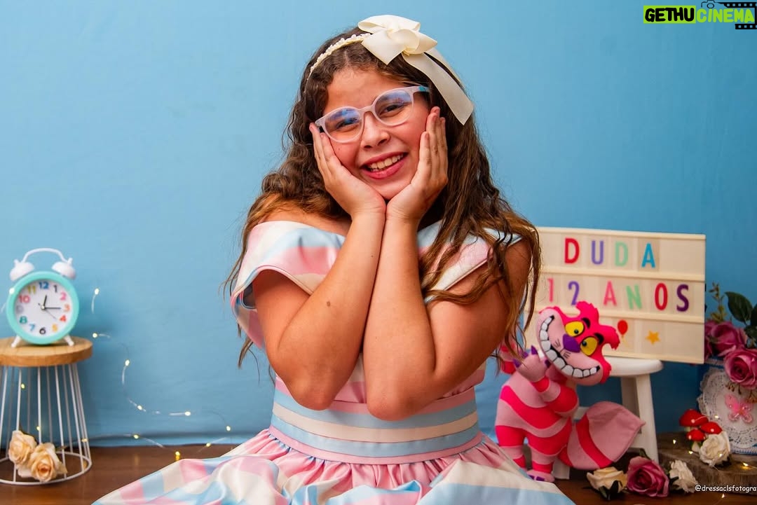Debby Lagranha - 2.8K Likes - Eu disse que até o final do dia ia escrever seu textão, então se prepara pra ler D. Maria Eduarda… quer dizer, “Duda” OU “Maria”. 

É assim que ela gosta de ser chamada. 
Desde muito pequena sempre foi decidida e de personalidade forte. 
Sempre soube o queria, e o que não queria também! 

Muito antes dela nascer, eu já sonhava com elazinha…. e ela era exatamente assim. 

Sempre sonhei em ser mãe, e ser sua mãe é meu sonho realizado.
Alegre, levada, respondona… ocupa todos os cantos da casa, é barulhenta, engraçada, cheia de caras e bocas… a rainha das dancinhas! 
Super determinada, estudiosa, uiiii… como se cobra. E não é a toa que é dona das melhores notas da turma desde sempre, em todas as escolas que estudou. 
E eu não tenho orgulho pela nota, tenho orgulho pelo ser humaninho que está se formando. 
Responsabilidade é seu sobrenome, e por isso minha filha, mamãe tem  tanto orgulho de você!! 
Tão pequena e tão gigante.

Minha melhor amiga, maior companheira. Dona das risadas altas, das brincadeiras brutas, dos chiliques de sono e mãe de tantas bonecas… uma neném ainda. Minha neném! 

É dudinha, não é fácil crescer… mas é gostoso. 
E mais gostoso ainda é estar do seu lado, segurando suas mãos. 
O mundo é seu, e eu tô contigo! 

Parabéns furacão, muuuuita saúde pra conquistar todos os seus sonhos. 
Mamãe tá sempre aqui, pra te ouvir, pra te apoiar, pra conversar com você desse jeitinho que você sempre faz…. Obrigada por confiar em mim e buscar essa parceria todo dia
(mesmo me deixando doidinha as vezes, você é e sempre será a amor da minha vida! )

Parabéns 🎈 feliz 12 anos minha neném !

E muito obrigada minha amiga @dressaclsfotografia por sempre registrar e acompanhar o crescimento e desenvolvimento das minhas preciosidades. 
Amamos vc ❤️