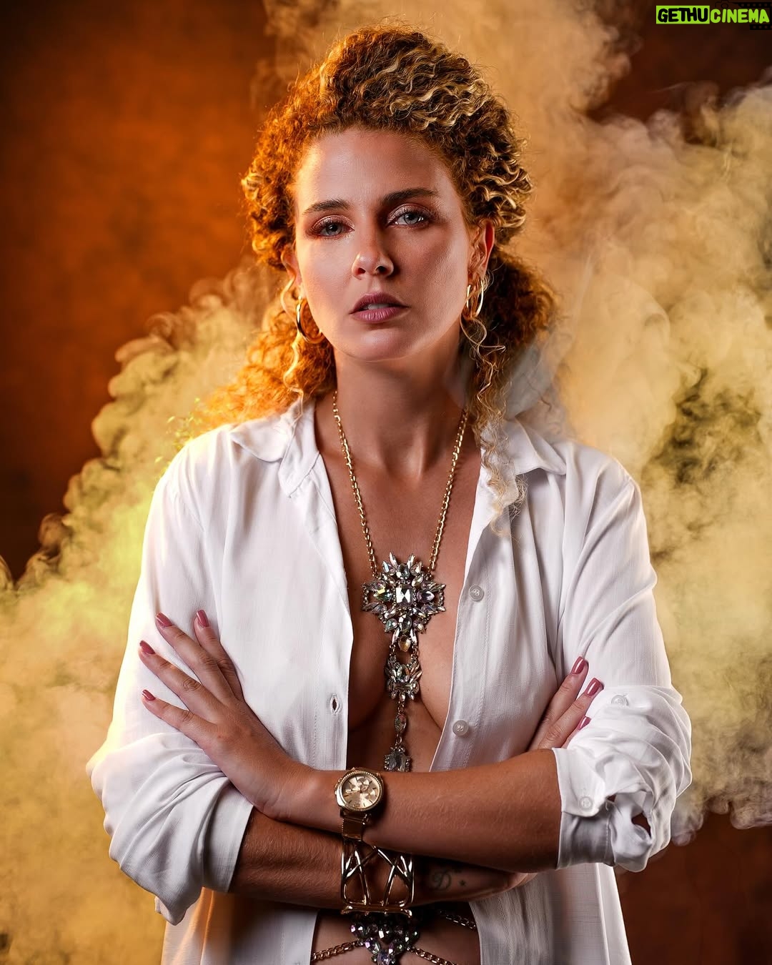 Debby Lagranha - 5.6K Likes - Uma jóia que não veio pronta, veio viva.
Feita de tempo, de silêncio e de intensidade.

Essa sou eu, sem moldura. 

📸: Pelos olhos do incrível @edersonportooficial neste trabalho lindo.