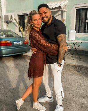 Debby Lagranha Instagram - Na Sexta-feira Santa, lembramos do amor que se entrega e do sacrifício que transforma.
Que esse dia sagrado inspire paz, reflexão, união e amor ao próximo.
… com a comidinha da mamãe e minha base perto de mim, não tinha como o dia não ser tão especial! ❤️✨